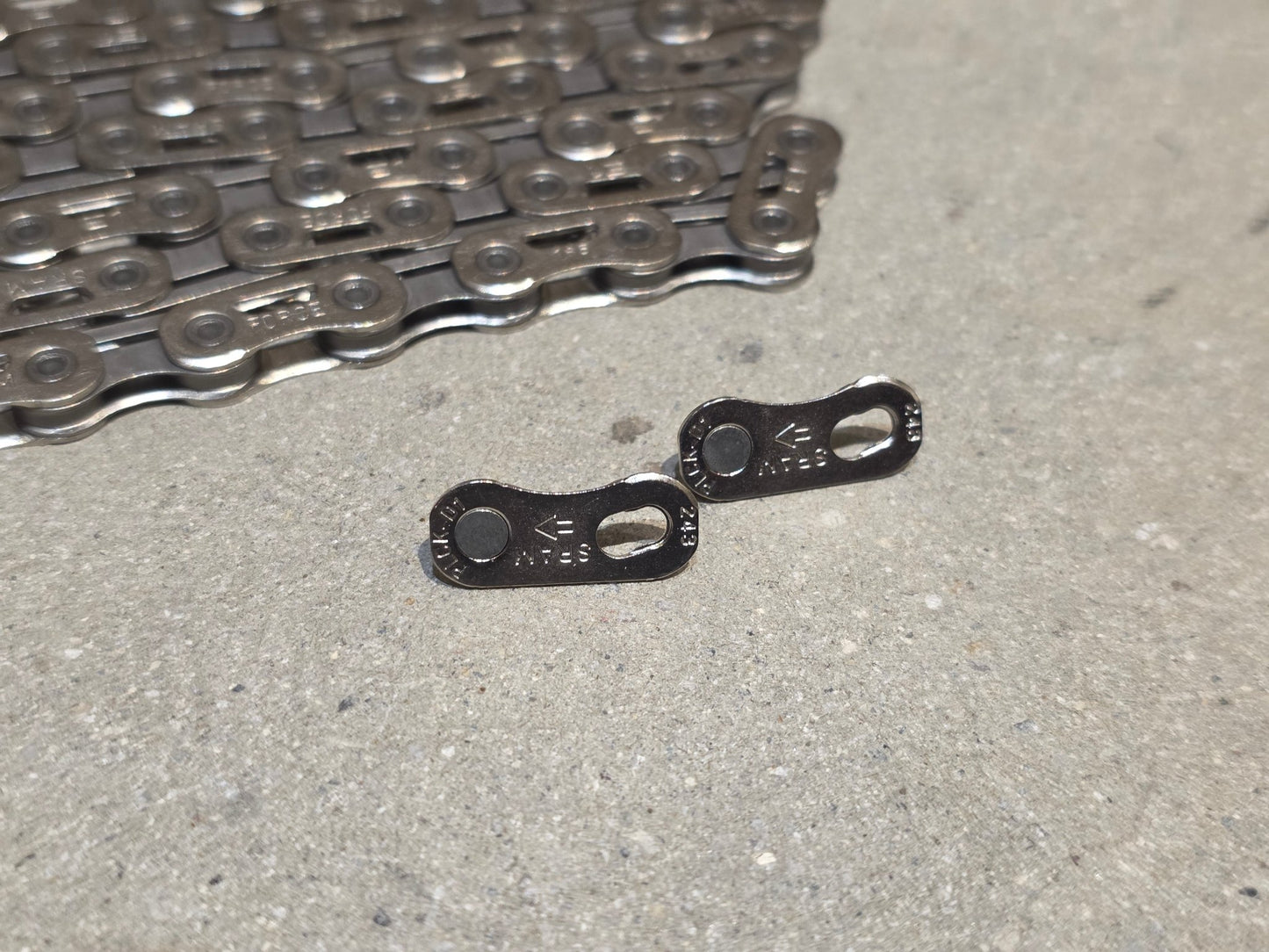 Zubehör von Sram, SRAM KETTE PC FORCE AXS E1 12 / 13 FACH vor USEDBIKES - OB.DE Hintergrund