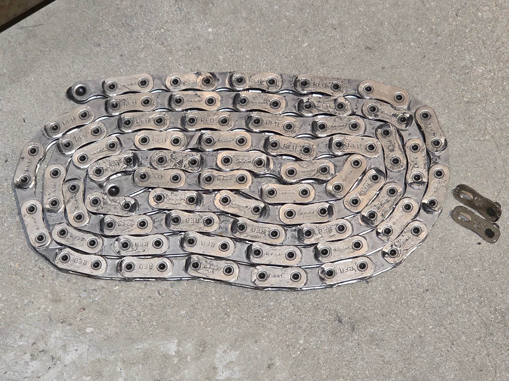 Zubehör von Sram, SRAM KETTE RED ROAD FLATTOP D1 AXS 12 FACH / GEWACHST SILCA SECRET CHAIN vor USEDBIKES - OB.DE Hintergrund