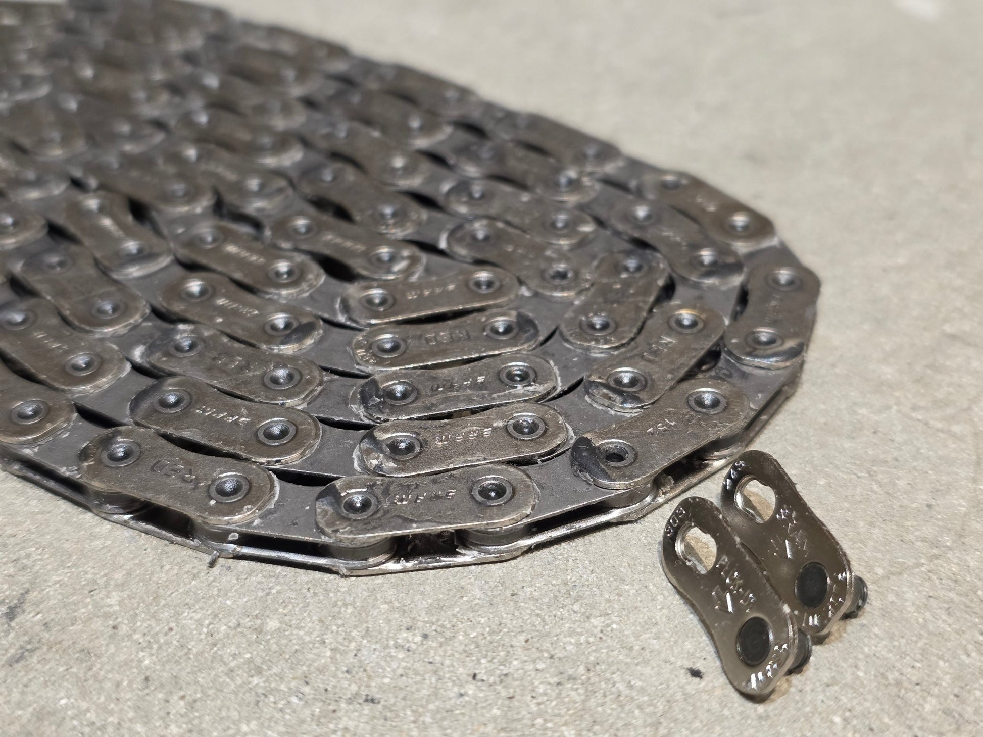 Zubehör von Sram, SRAM KETTE RED ROAD FLATTOP D1 AXS 12 FACH / GEWACHST SILCA SECRET CHAIN vor USEDBIKES - OB.DE Hintergrund