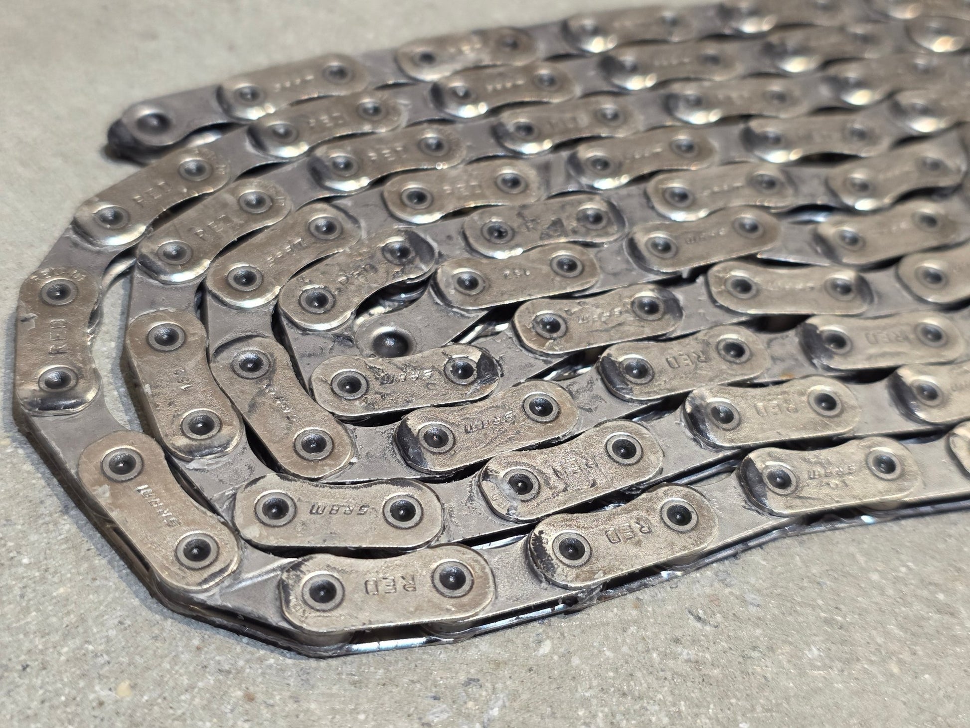 Zubehör von Sram, SRAM KETTE RED ROAD FLATTOP D1 AXS 12 FACH / GEWACHST SILCA SECRET CHAIN vor USEDBIKES - OB.DE Hintergrund