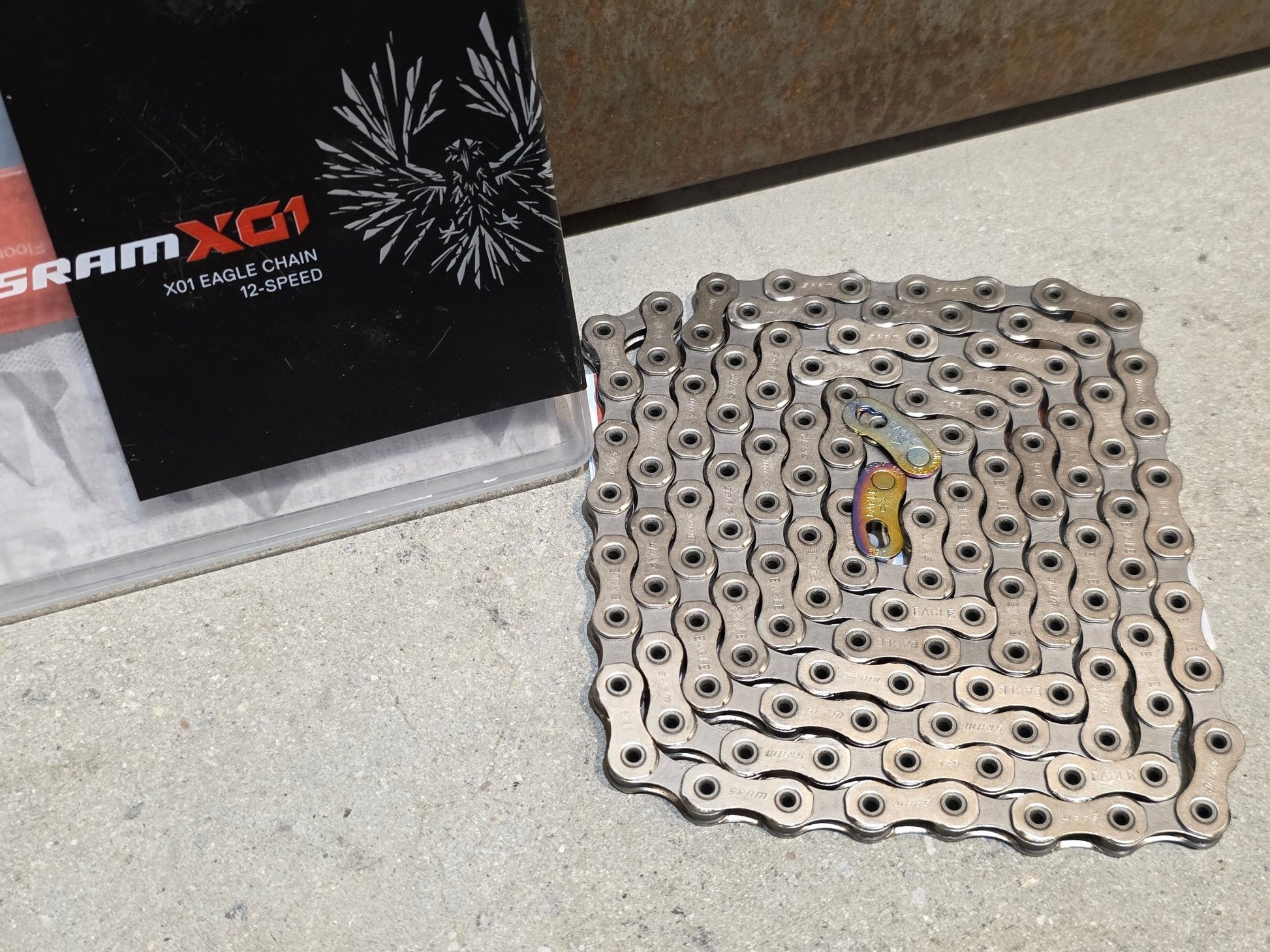 Zubehör von Sram, SRAM KETTE X01 EAGLE HOLLOW PIN / 126 GLIEDER vor USEDBIKES - OB.DE Hintergrund