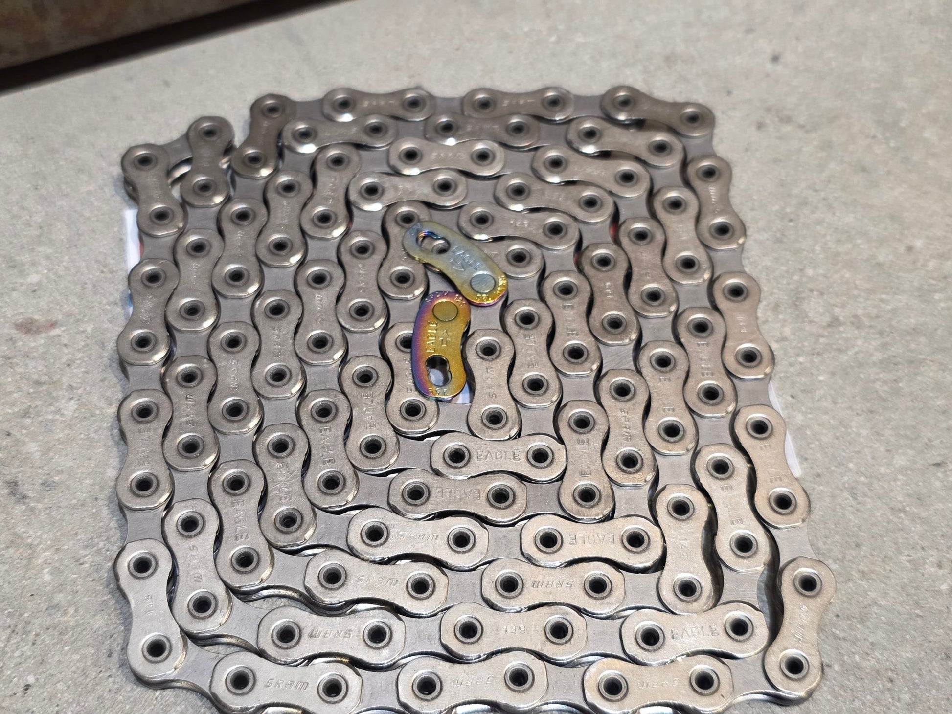 Zubehör von Sram, SRAM KETTE X01 EAGLE HOLLOW PIN / 126 GLIEDER vor USEDBIKES - OB.DE Hintergrund