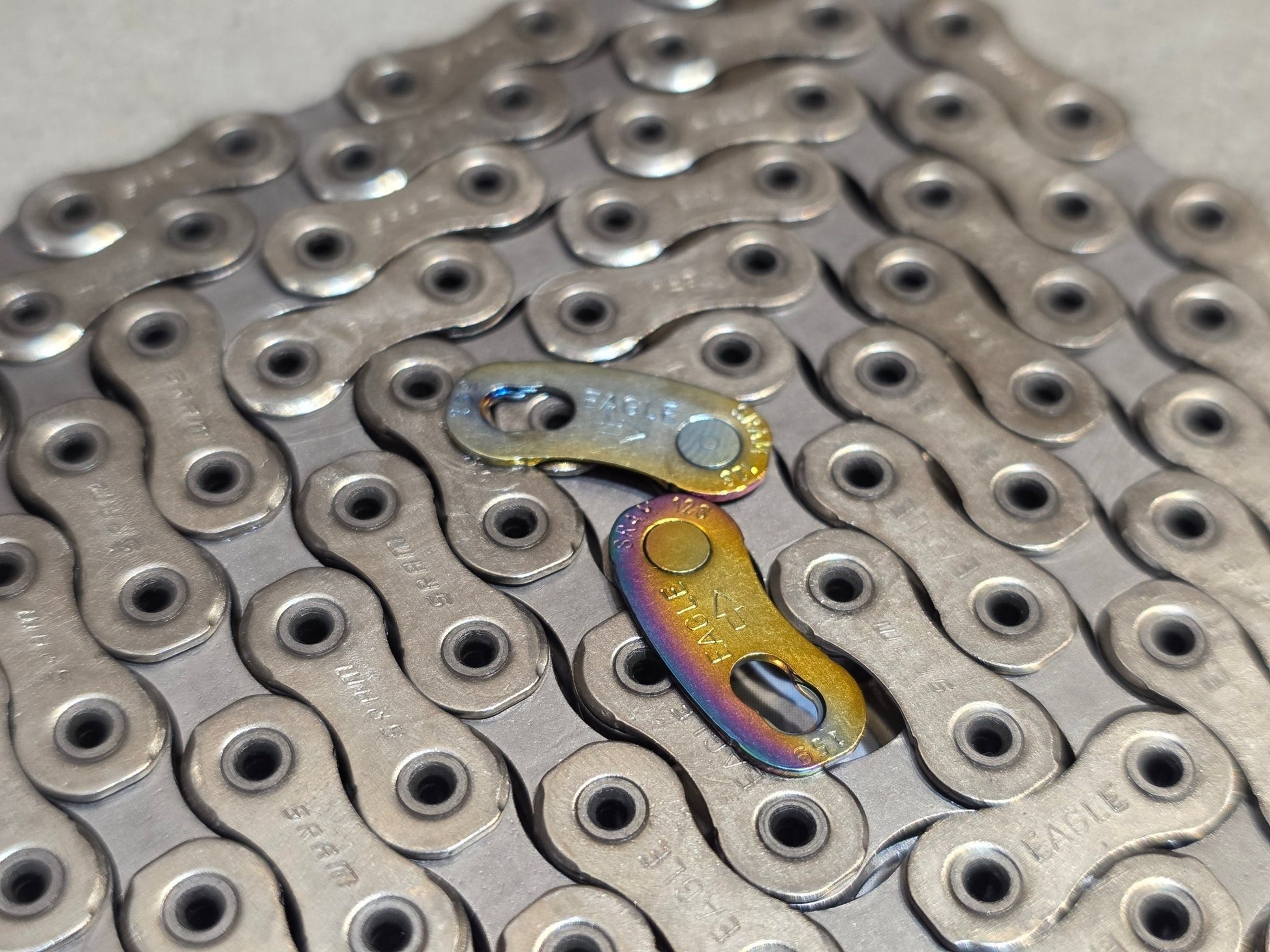 Zubehör von Sram, SRAM KETTE X01 EAGLE HOLLOW PIN / 126 GLIEDER vor USEDBIKES - OB.DE Hintergrund