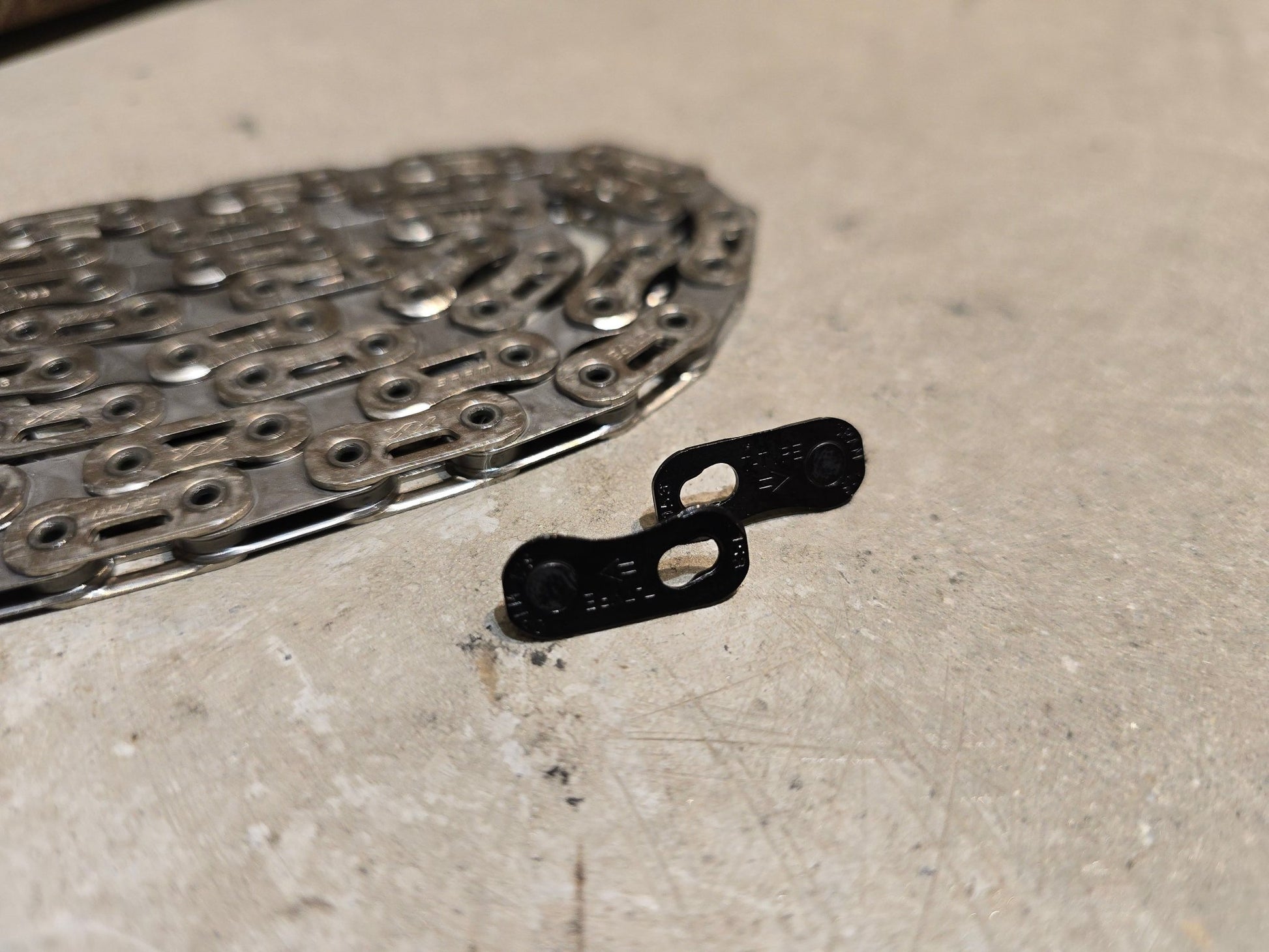 Zubehör von Sram, SRAM KETTE XX SL EAGLE TRANSMISSION T - TYPE 12 FACH in variant_title vor USEDBIKES - OB.DE Hintergrund