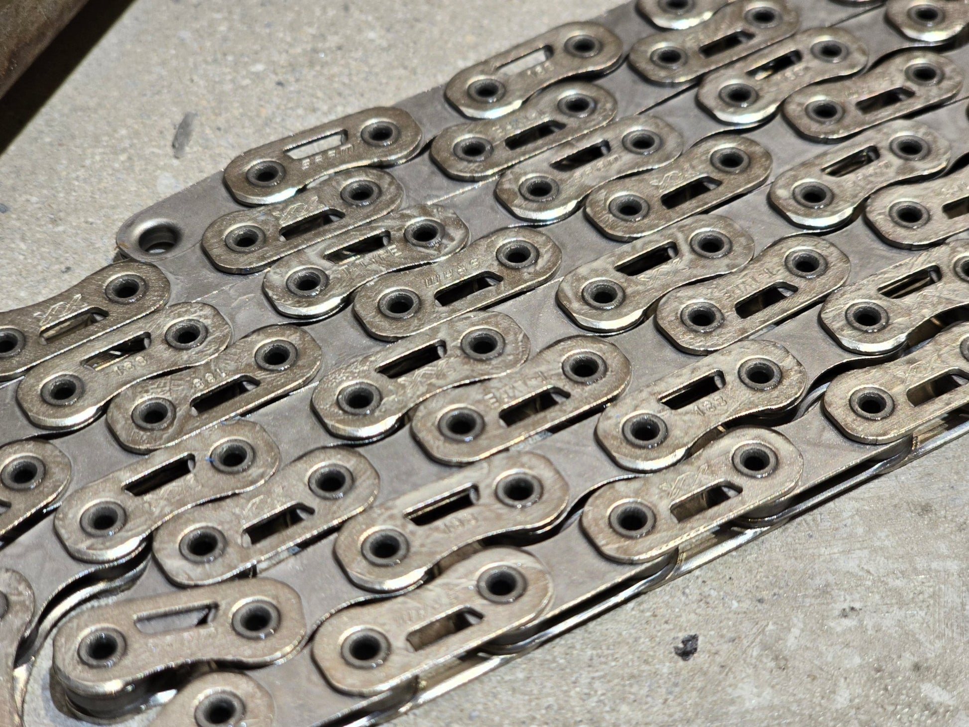 Zubehör von Sram, SRAM KETTE XX SL EAGLE TRANSMISSION T - TYPE 12 FACH in variant_title vor USEDBIKES - OB.DE Hintergrund