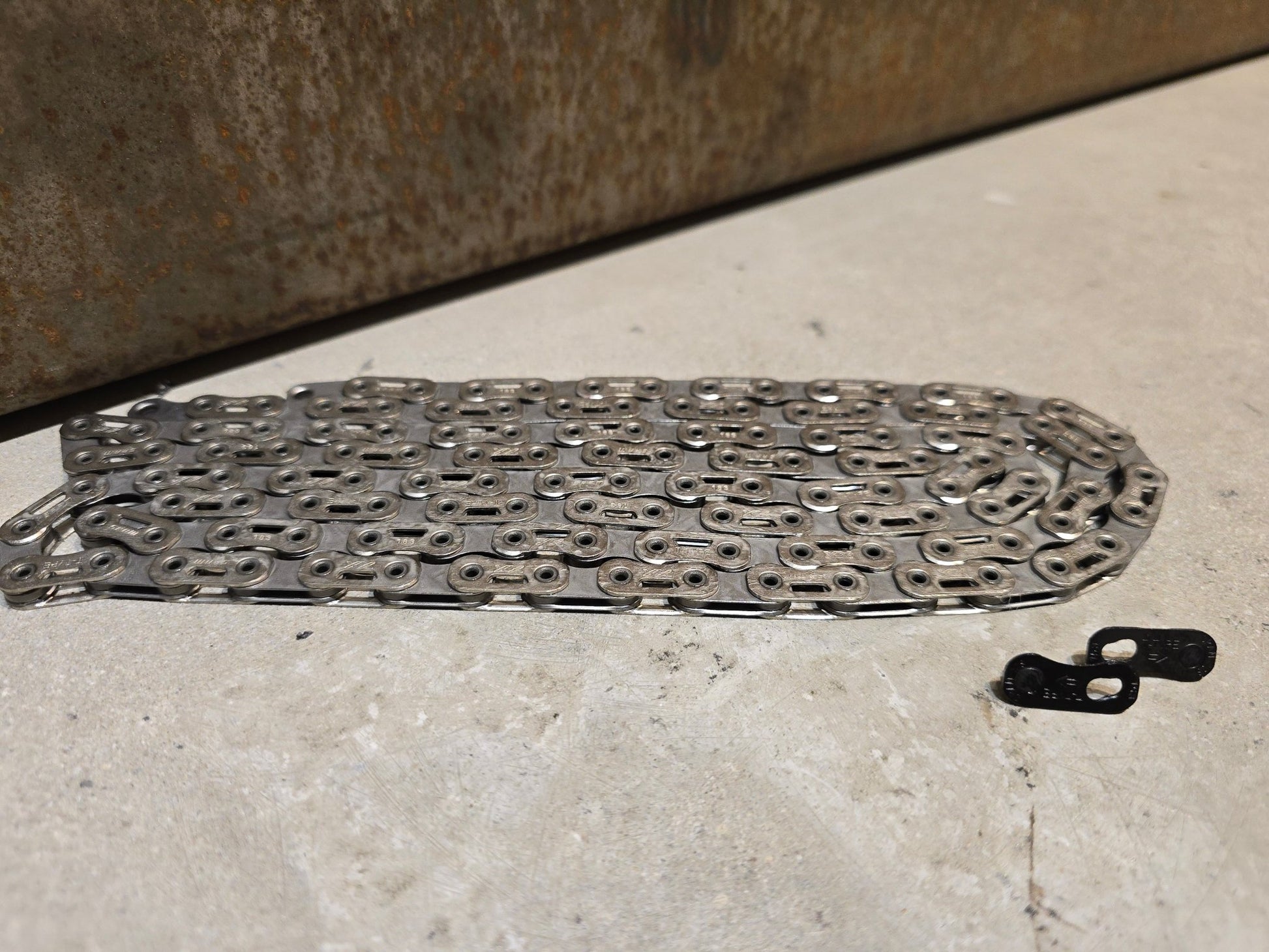 Zubehör von Sram, SRAM KETTE XX SL EAGLE TRANSMISSION T - TYPE 12 FACH in variant_title vor USEDBIKES - OB.DE Hintergrund