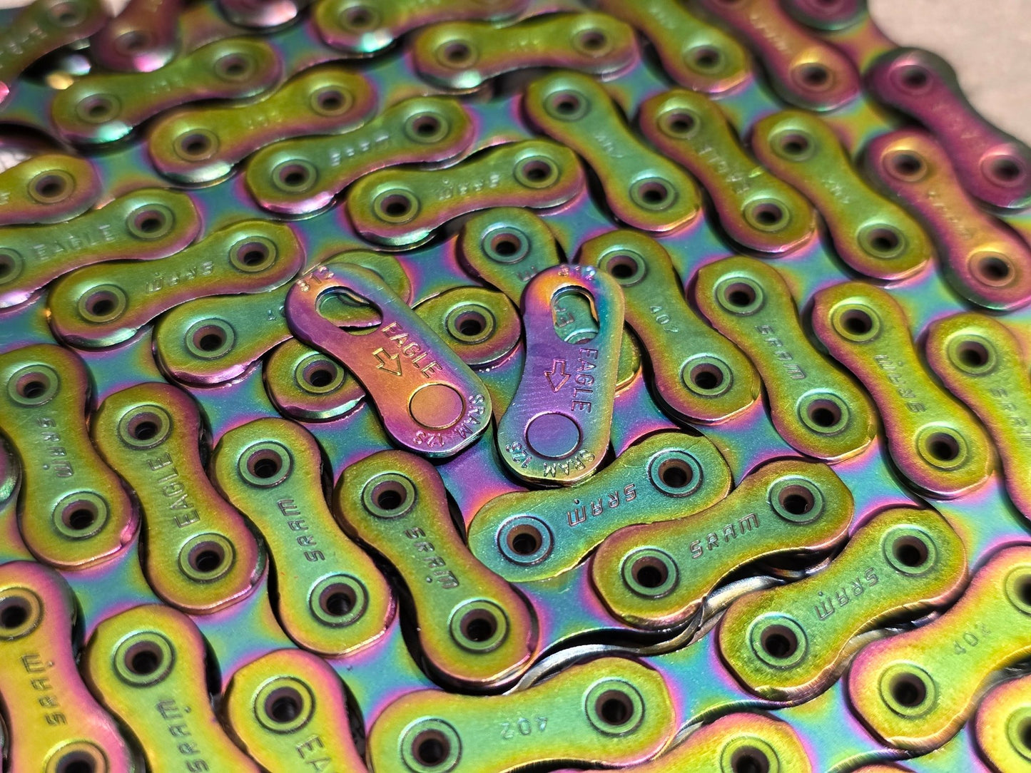 Zubehör von Sram, SRAM KETTE XX1 EAGLE HOLLOW PIN RAINBOW / 126 GLIEDER vor USEDBIKES - OB.DE Hintergrund