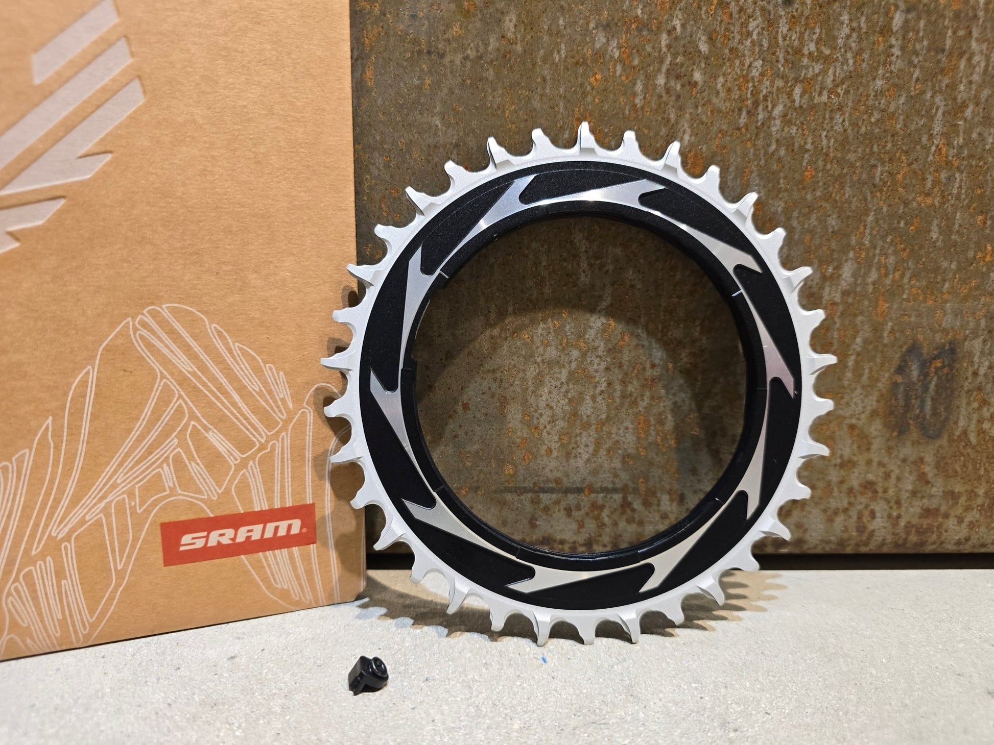 Kettenblatt von Sram, SRAM KETTENBLATT T - TYPE EAGLE POWERMETER / 3MM OFFSET / 34 / 36 ZÄHNE in variant_title vor USEDBIKES - OB.DE Hintergrund