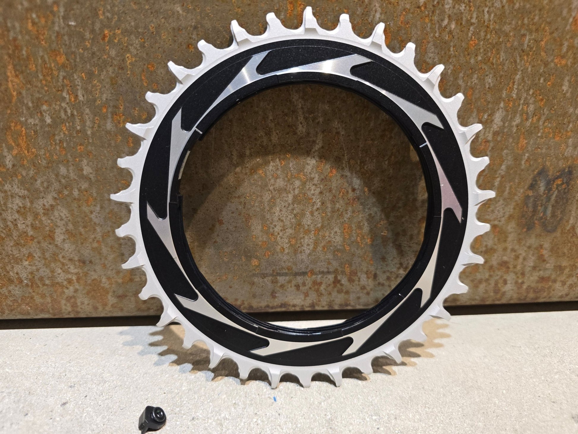 Kettenblatt von Sram, SRAM KETTENBLATT T - TYPE EAGLE POWERMETER / 3MM OFFSET / 34 / 36 ZÄHNE in variant_title vor USEDBIKES - OB.DE Hintergrund