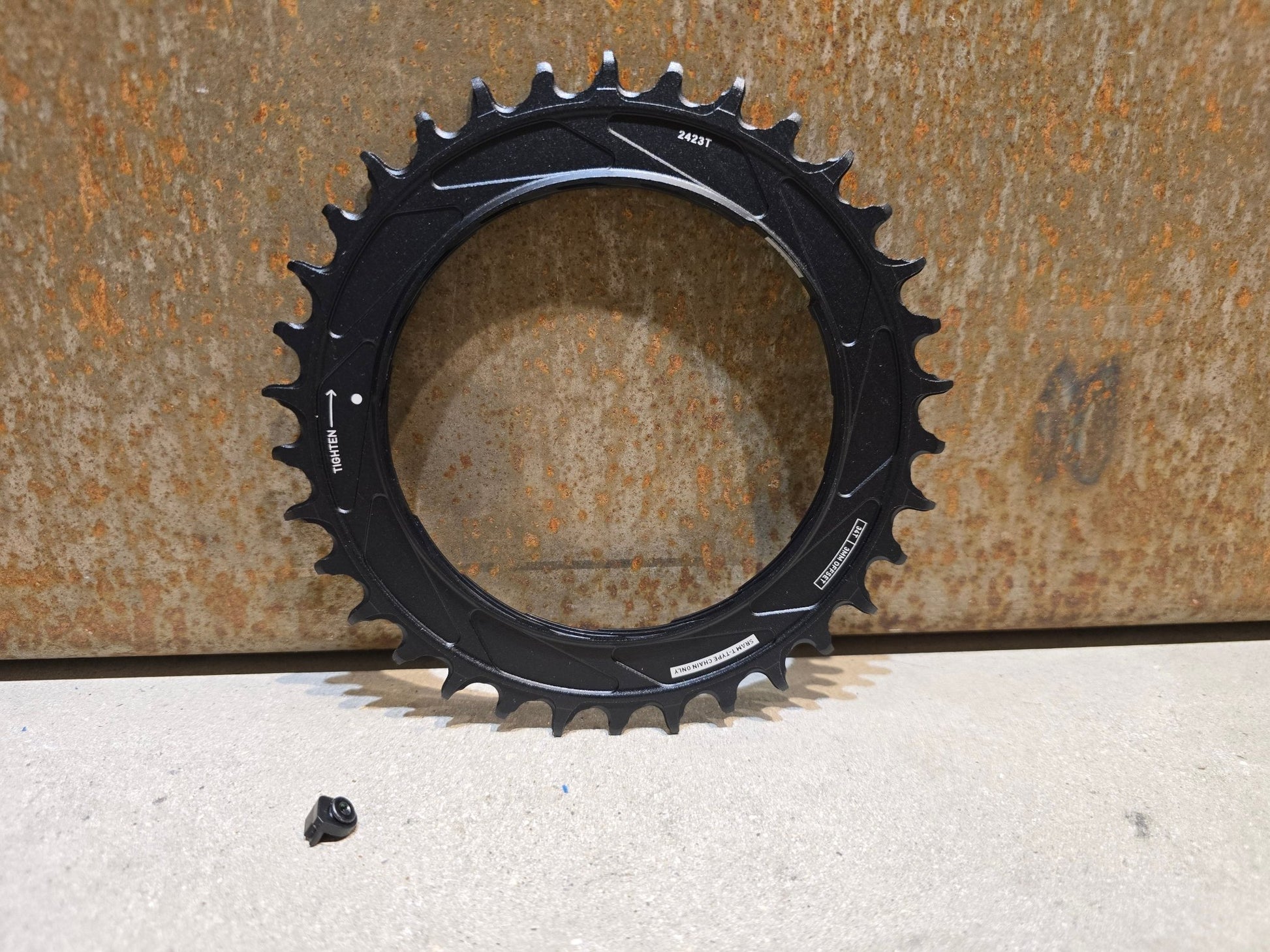 Kettenblatt von Sram, SRAM KETTENBLATT T - TYPE EAGLE POWERMETER / 3MM OFFSET / 34 / 36 ZÄHNE in variant_title vor USEDBIKES - OB.DE Hintergrund