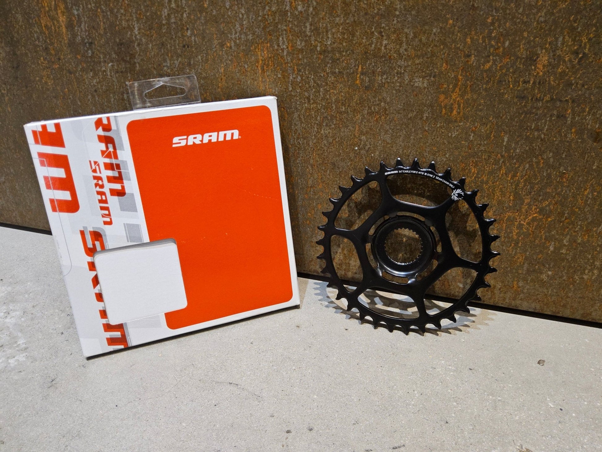 Kettenblatt von Sram, SRAM KETTENBLATT X - SYNC E - MTB / BOOST / 34 ZÄHNE vor USEDBIKES - OB.DE Hintergrund