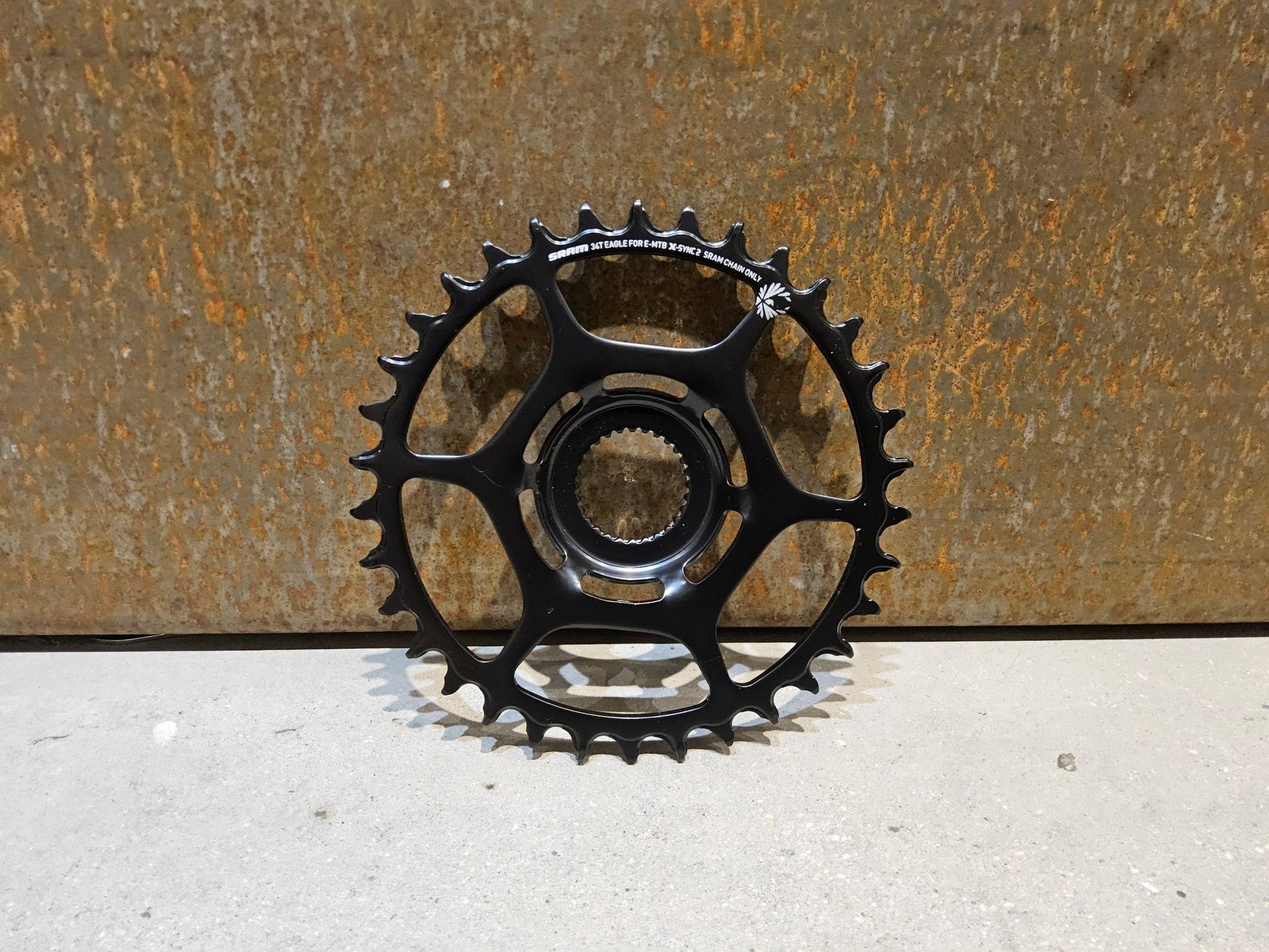 Kettenblatt von Sram, SRAM KETTENBLATT X - SYNC E - MTB / BOOST / 34 ZÄHNE vor USEDBIKES - OB.DE Hintergrund