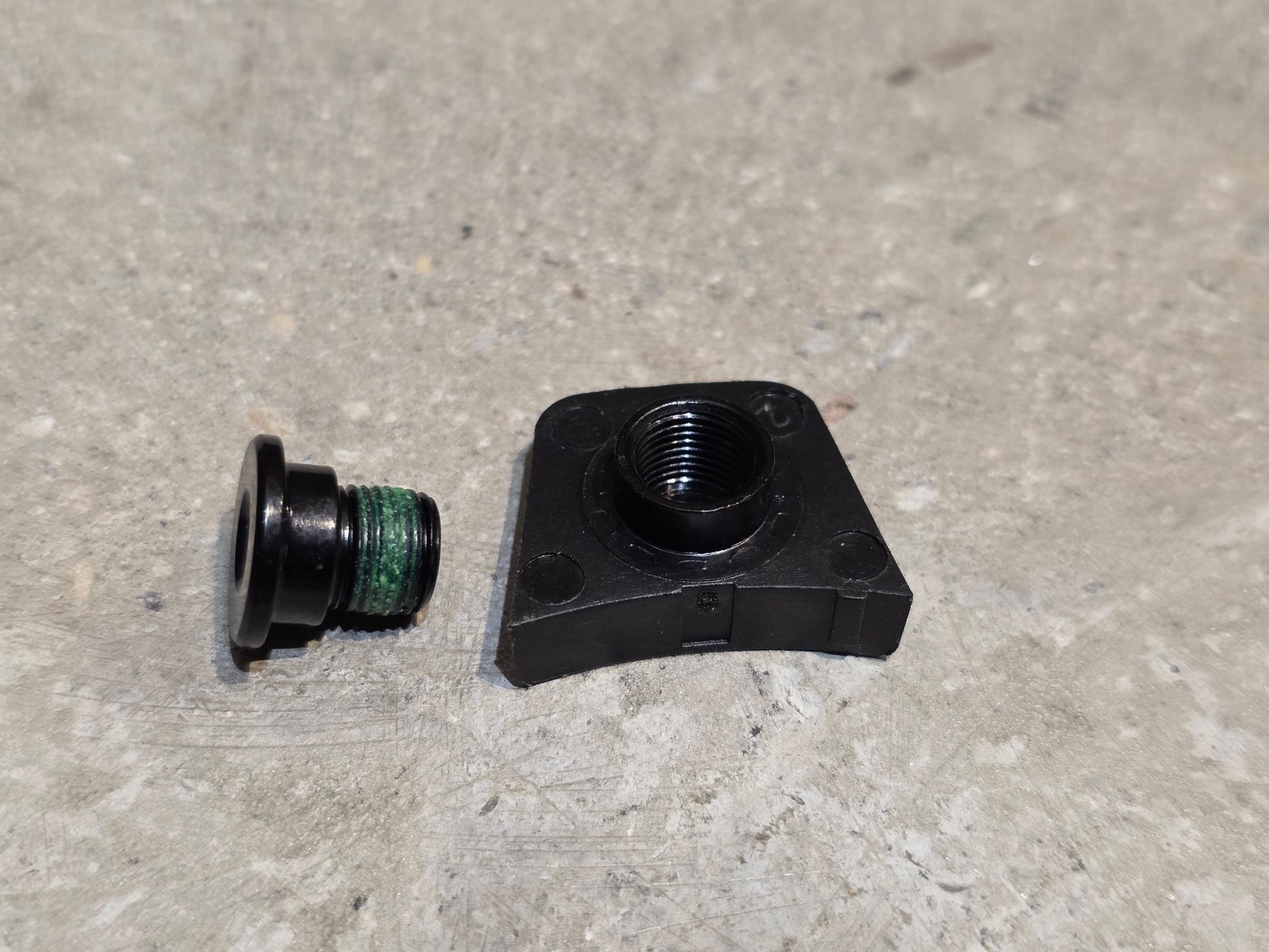 Kettenblatt von Sram, SRAM KETTENBLATTSCHRAUBEN FÜR FORCE / RED KURBELN / 1 - FACH vor USEDBIKES - OB.DE Hintergrund