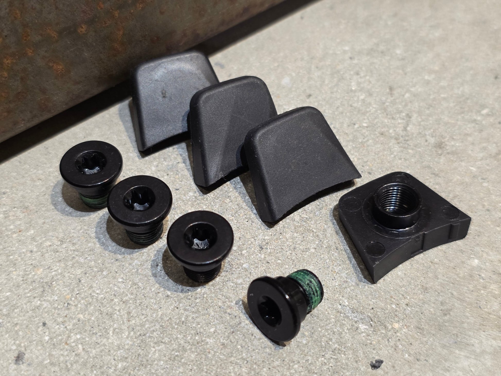 Kettenblatt von Sram, SRAM KETTENBLATTSCHRAUBEN FÜR FORCE / RED KURBELN / 1 - FACH vor USEDBIKES - OB.DE Hintergrund