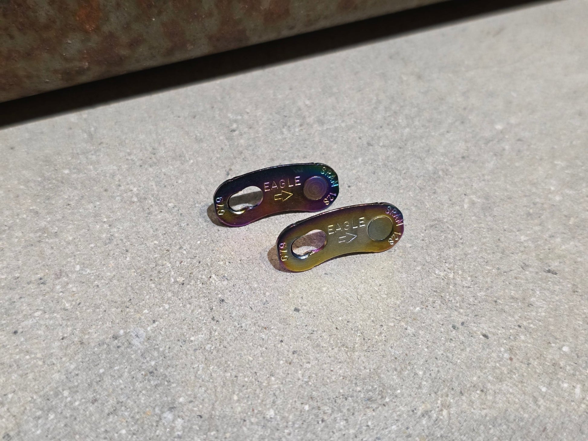 Zubehör von Sram, SRAM KETTENSCHLOSS POWERLOCK 12 - FACH EAGLE / RAINBOW vor USEDBIKES - OB.DE Hintergrund