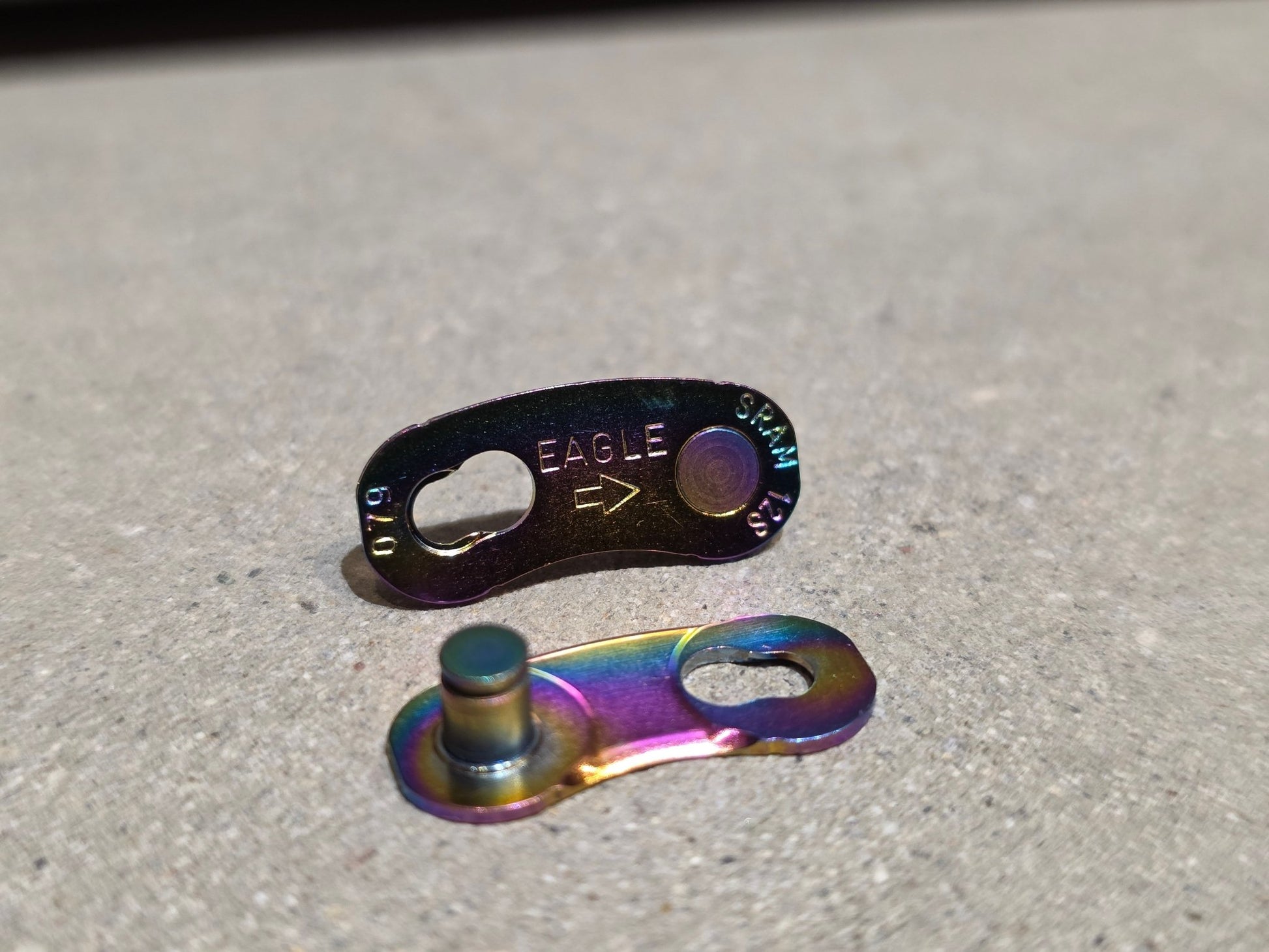 Zubehör von Sram, SRAM KETTENSCHLOSS POWERLOCK 12 - FACH EAGLE / RAINBOW vor USEDBIKES - OB.DE Hintergrund