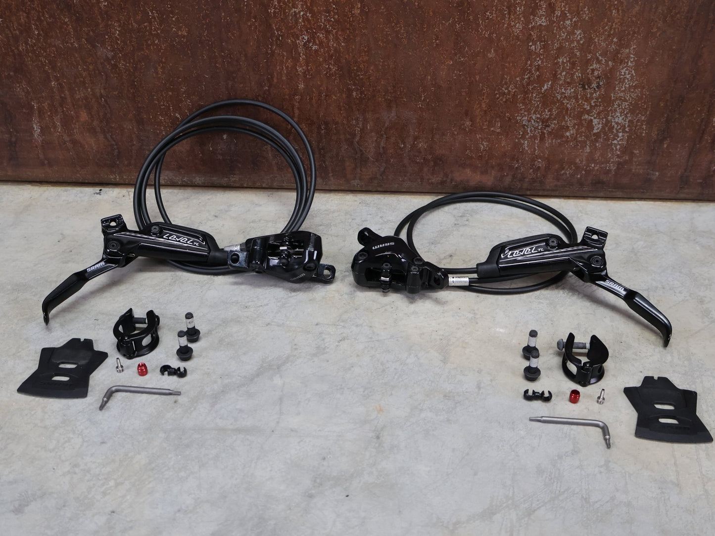 Bremse von Sram, SRAM LEVEL TL BREMSSET VORNE U. HINTEN SCHWARZ vor USEDBIKES - OB.DE Hintergrund