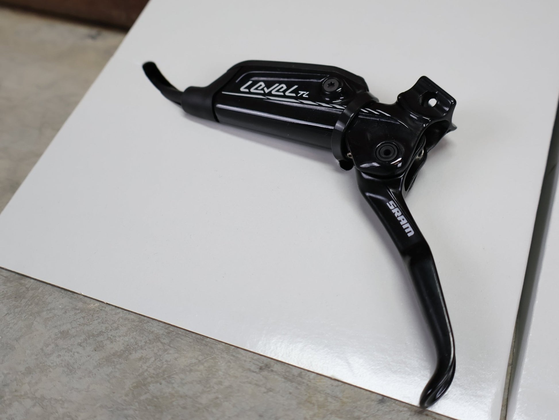 Bremse von Sram, SRAM LEVEL TL BREMSSET VORNE U. HINTEN SCHWARZ vor USEDBIKES - OB.DE Hintergrund