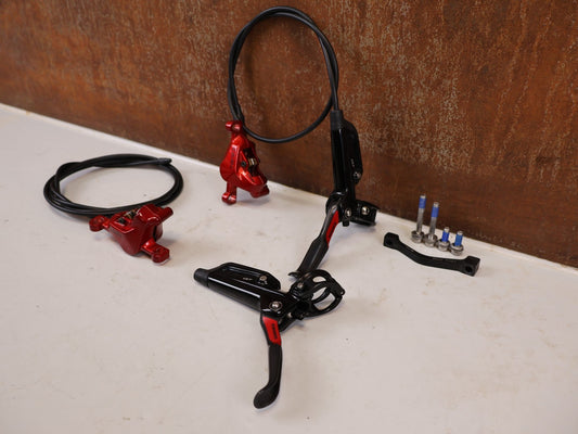 Bremse von Sram, SRAM Level Ultimate Bremsen Set Red Nino Schurter vor USEDBIKES-OB.DE Hintergrund
