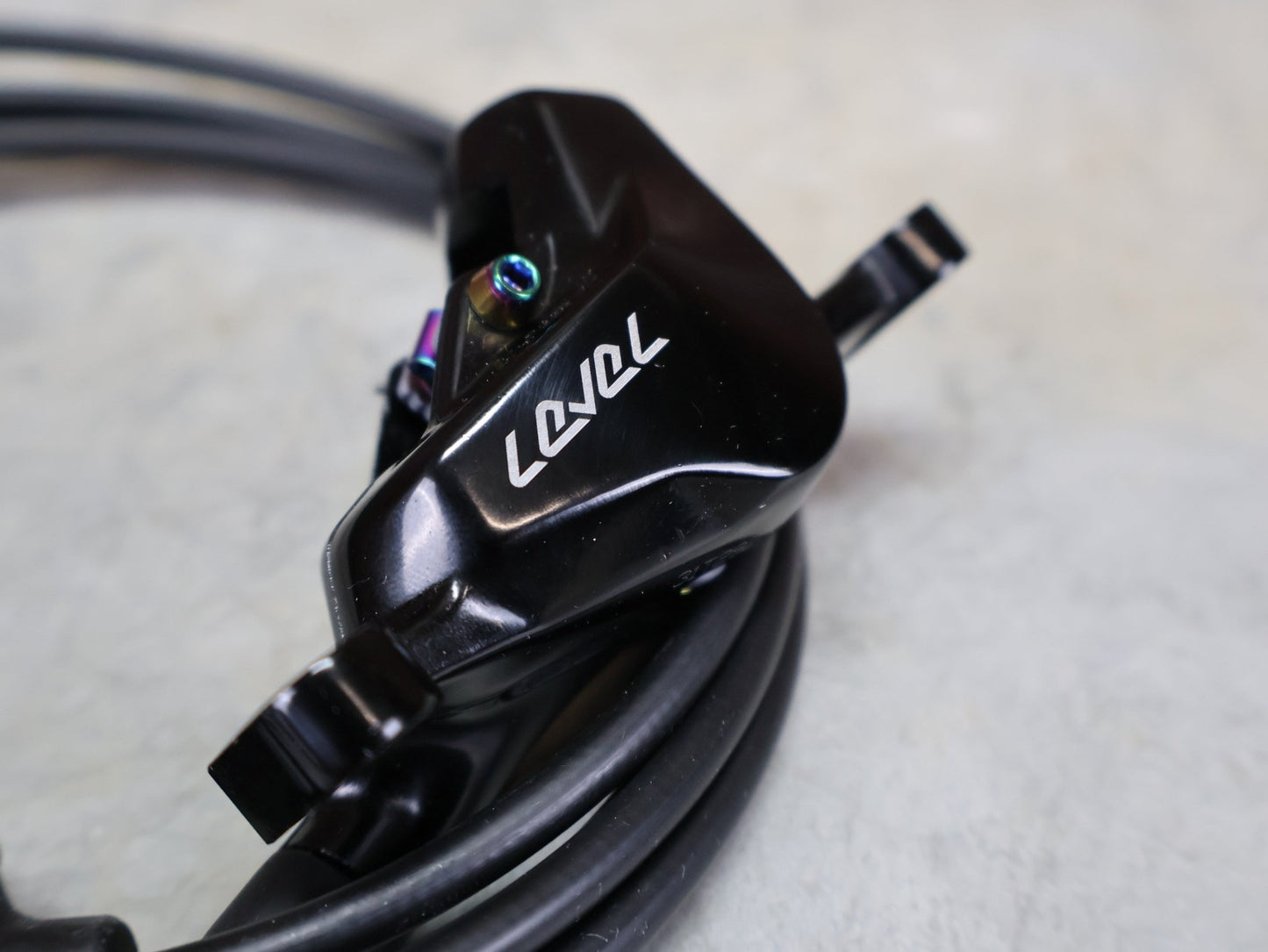 Bremse von Sram, SRAM LEVEL ULTIMATE BREMSSET VORNE U. HINTEN SCHWARZ / RAINBOW vor USEDBIKES - OB.DE Hintergrund