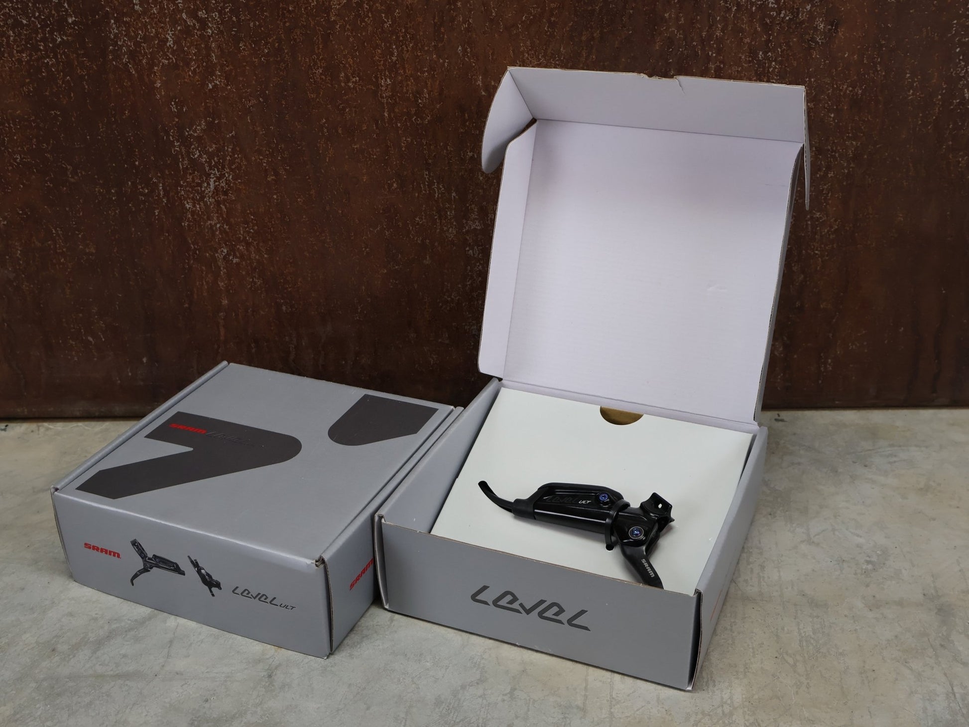 Bremse von Sram, SRAM LEVEL ULTIMATE BREMSSET VORNE U. HINTEN SCHWARZ / RAINBOW vor USEDBIKES - OB.DE Hintergrund