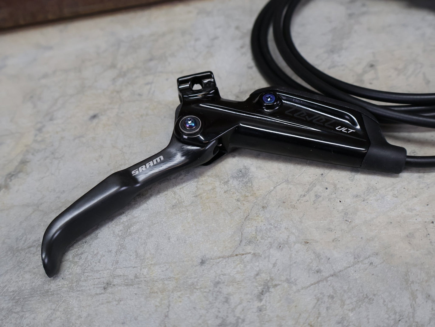 Bremse von Sram, SRAM LEVEL ULTIMATE BREMSSET VORNE U. HINTEN SCHWARZ / RAINBOW vor USEDBIKES - OB.DE Hintergrund