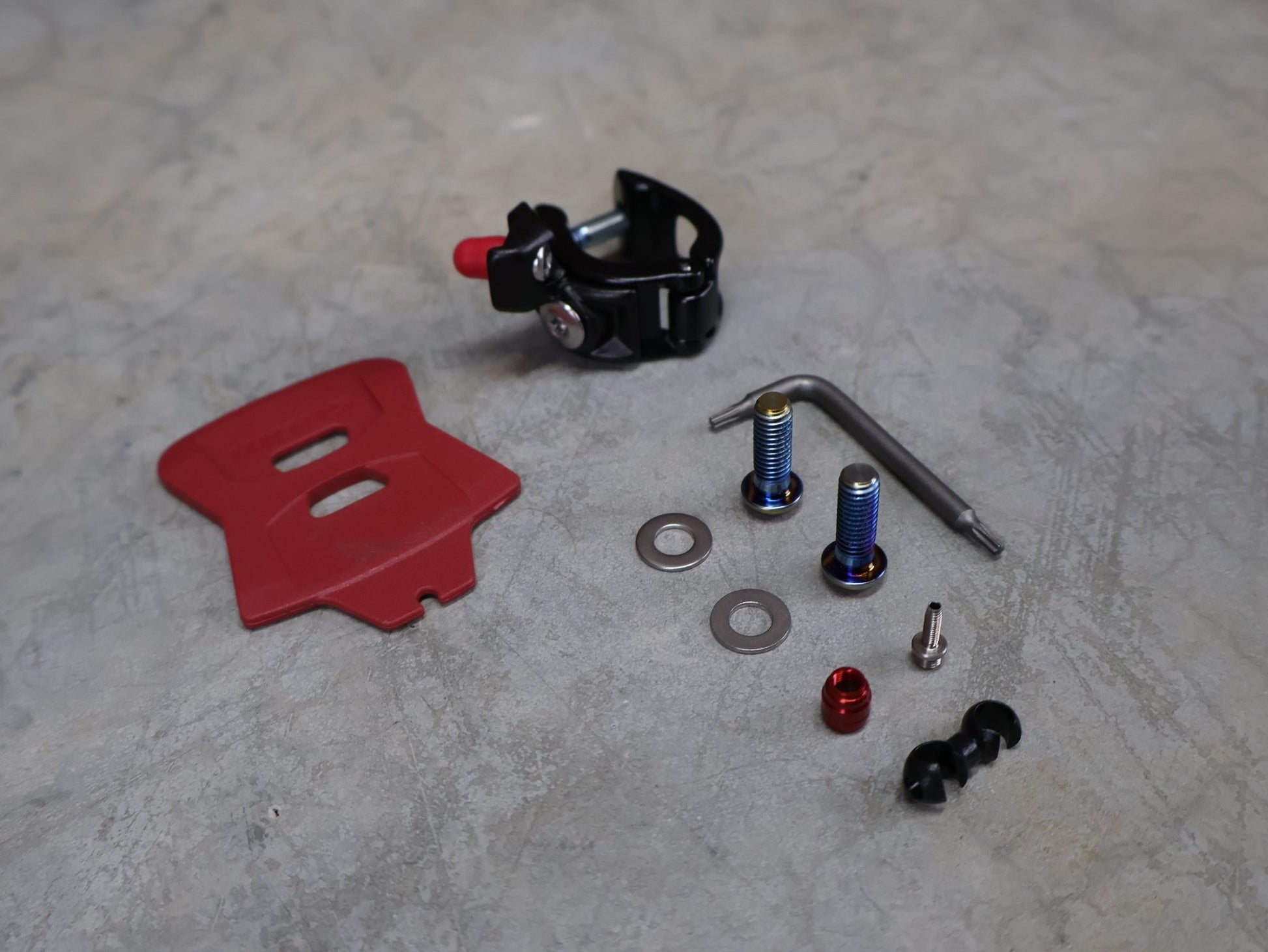 Bremse von Sram, SRAM LEVEL ULTIMATE BREMSSET VORNE U. HINTEN SCHWARZ / RAINBOW vor USEDBIKES - OB.DE Hintergrund