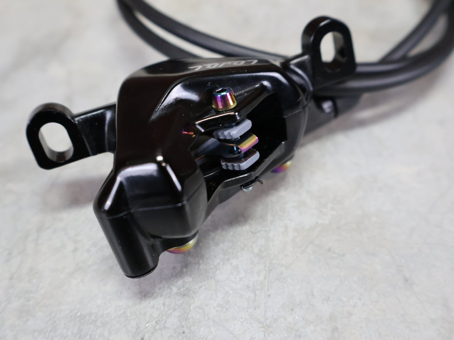 Bremse von Sram, SRAM LEVEL ULTIMATE BREMSSET VORNE U. HINTEN SCHWARZ / RAINBOW vor USEDBIKES - OB.DE Hintergrund