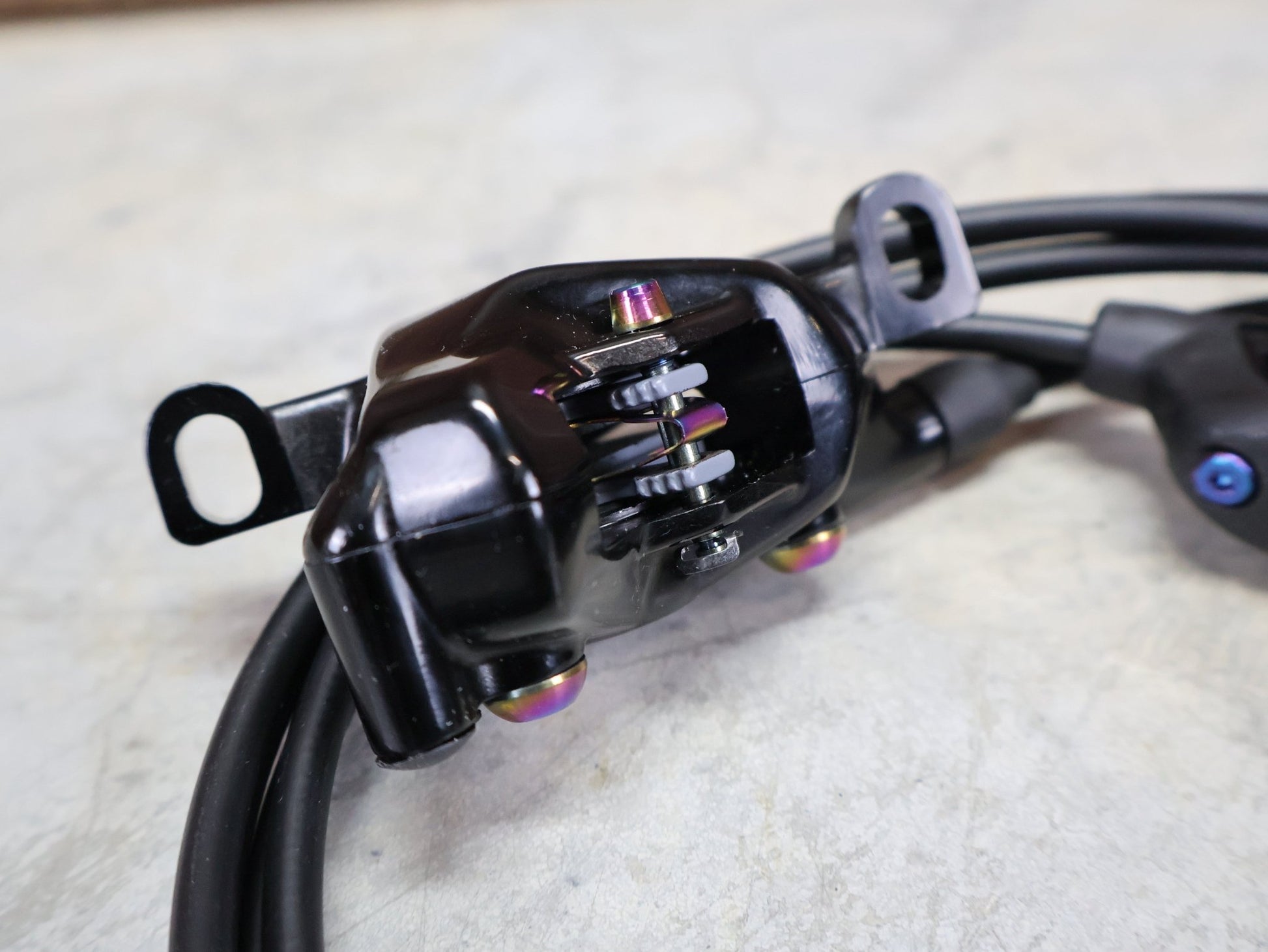 Bremse von Sram, SRAM LEVEL ULTIMATE BREMSSET VORNE U. HINTEN SCHWARZ / RAINBOW vor USEDBIKES - OB.DE Hintergrund