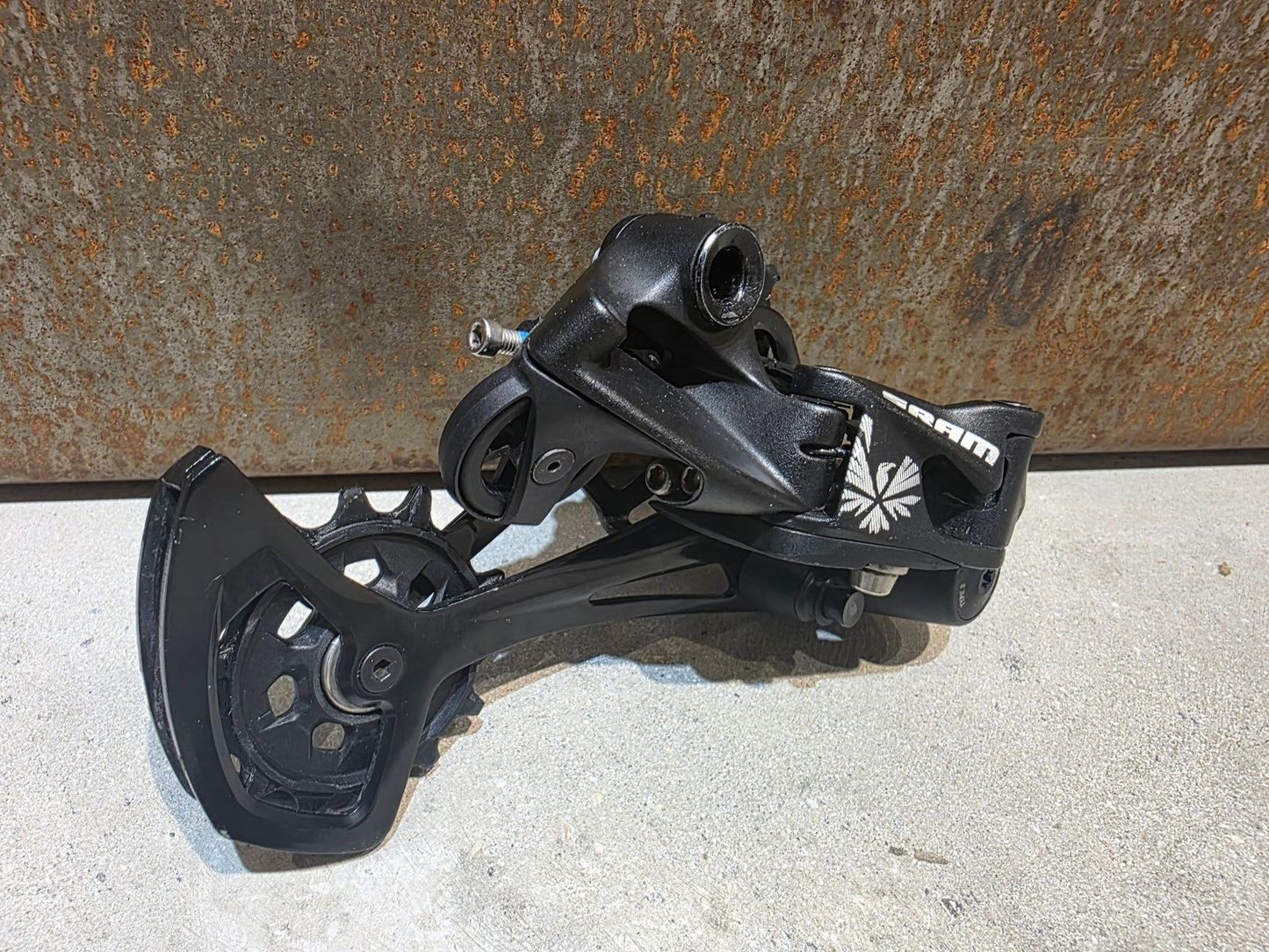 Schaltungsteile von Sram, SRAM NX EAGLE SCHALTWERK 12 FACH vor USEDBIKES - OB.DE Hintergrund
