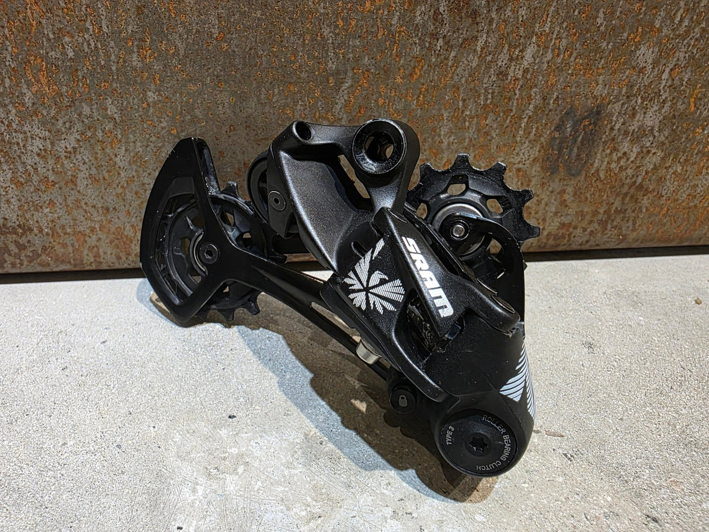 Schaltungsteile von Sram, SRAM NX EAGLE SCHALTWERK 12 FACH vor USEDBIKES - OB.DE Hintergrund