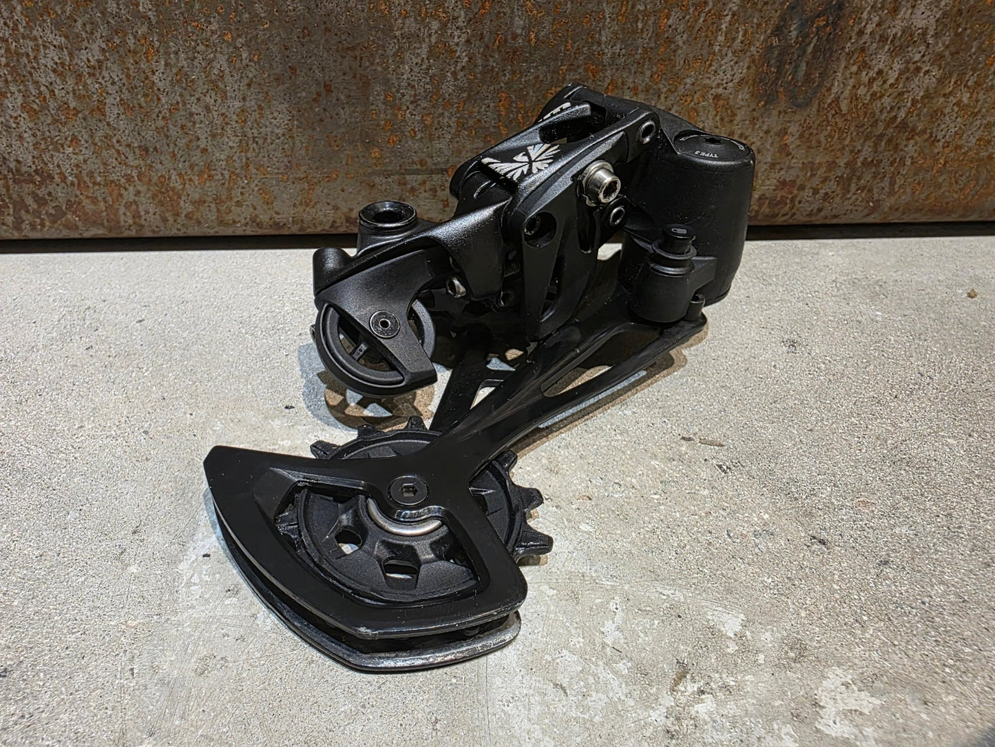 Schaltungsteile von Sram, SRAM NX EAGLE SCHALTWERK 12 FACH vor USEDBIKES - OB.DE Hintergrund