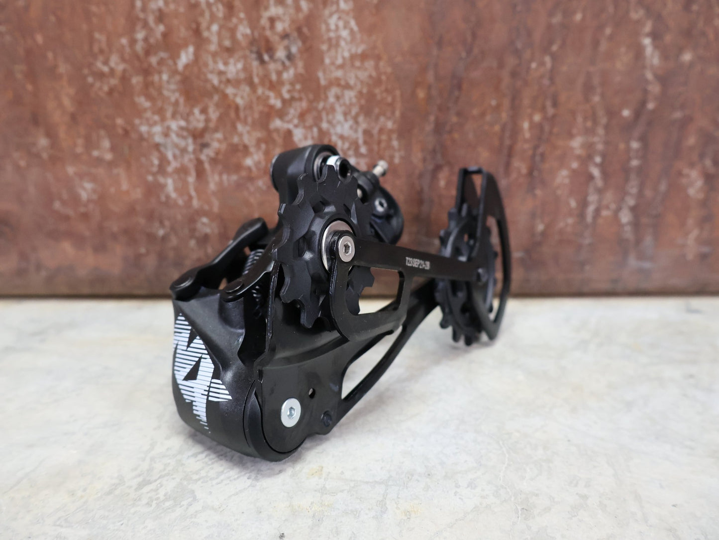 Schaltungsteile von Sram, SRAM NX EAGLE SCHALTWERK 12 FACH vor USEDBIKES - OB.DE Hintergrund