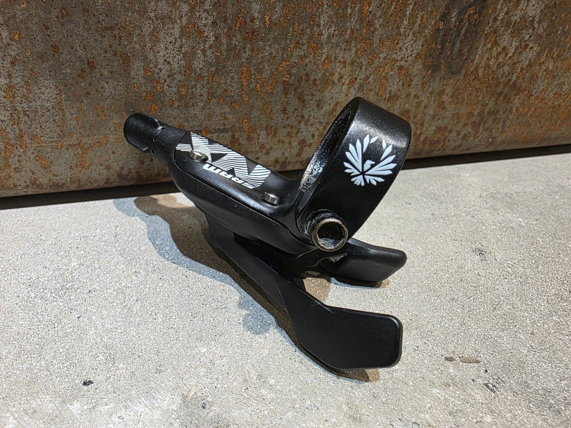 Schaltungsteile von Sram, SRAM NX EAGLE TRIGGER SCHALTHEBEL 12 FACH vor USEDBIKES - OB.DE Hintergrund