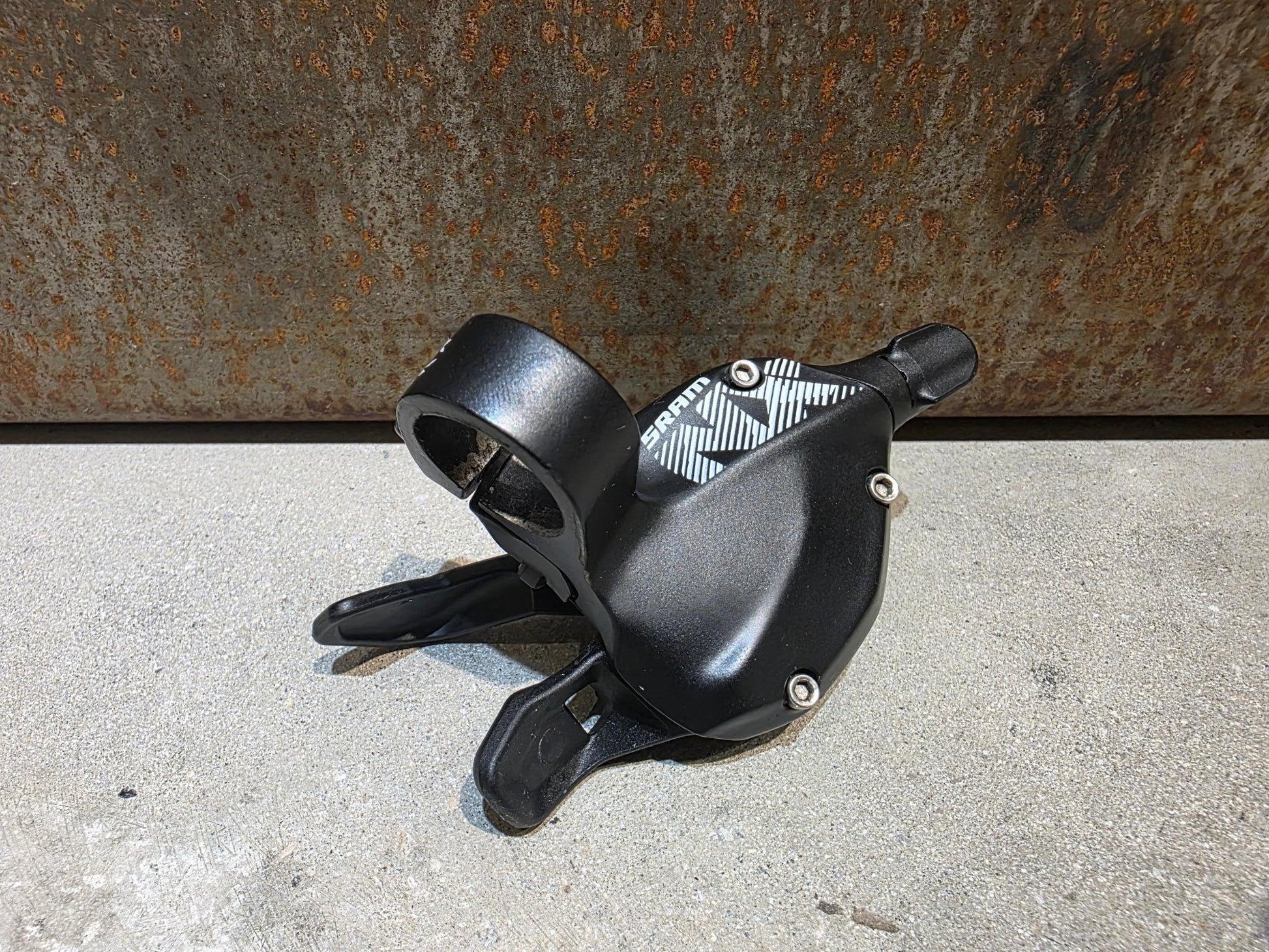 Schaltungsteile von Sram, SRAM NX EAGLE TRIGGER SCHALTHEBEL 12 FACH vor USEDBIKES - OB.DE Hintergrund