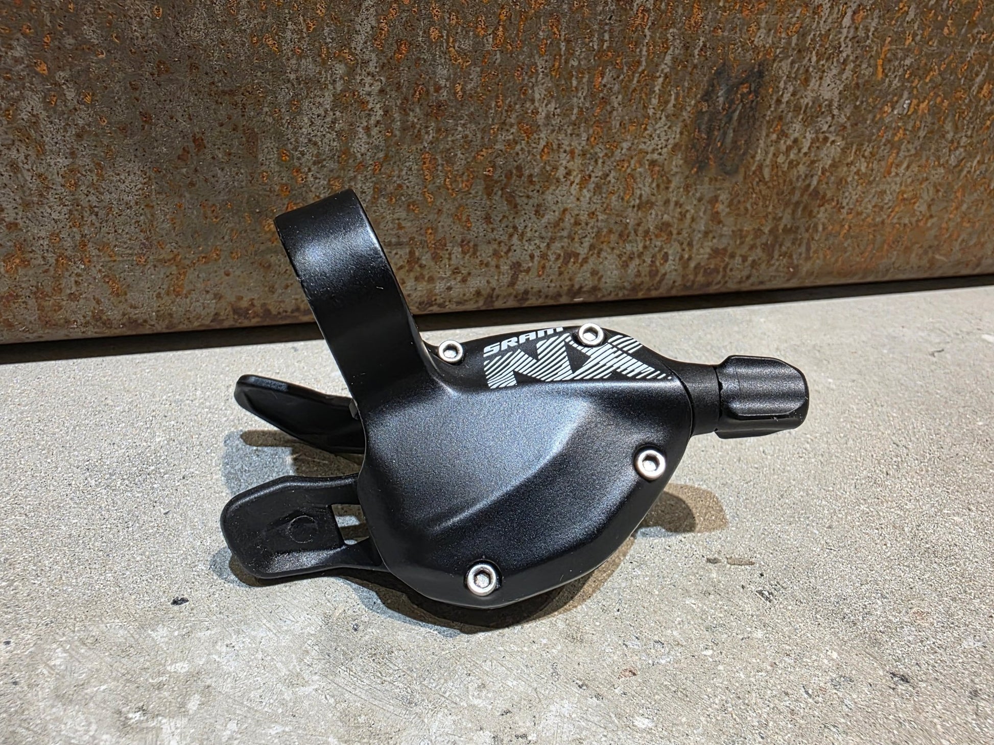 Schaltungsteile von Sram, SRAM NX EAGLE TRIGGER SCHALTHEBEL 12 FACH vor USEDBIKES - OB.DE Hintergrund