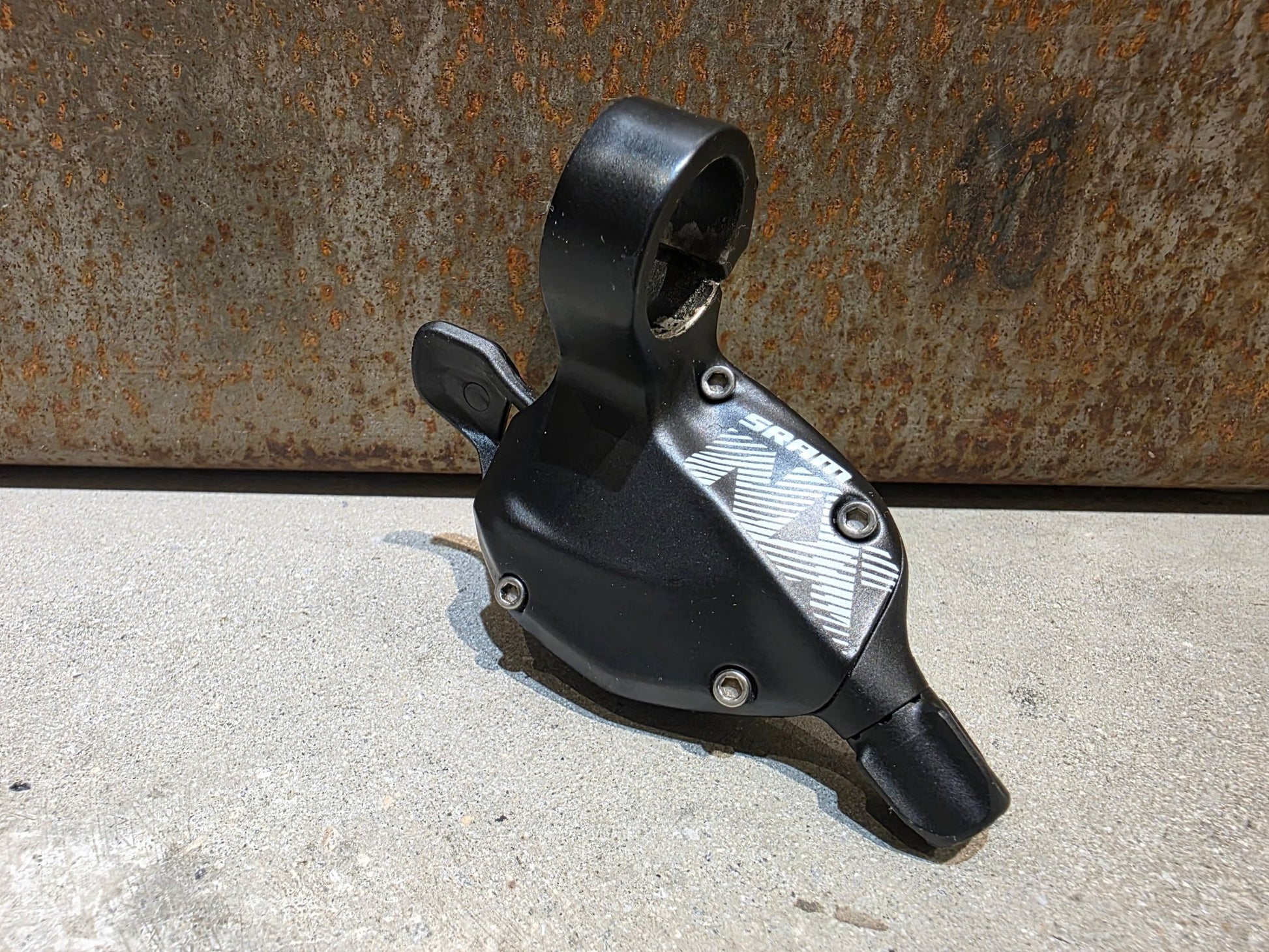 Schaltungsteile von Sram, SRAM NX EAGLE TRIGGER SCHALTHEBEL 12 FACH vor USEDBIKES - OB.DE Hintergrund