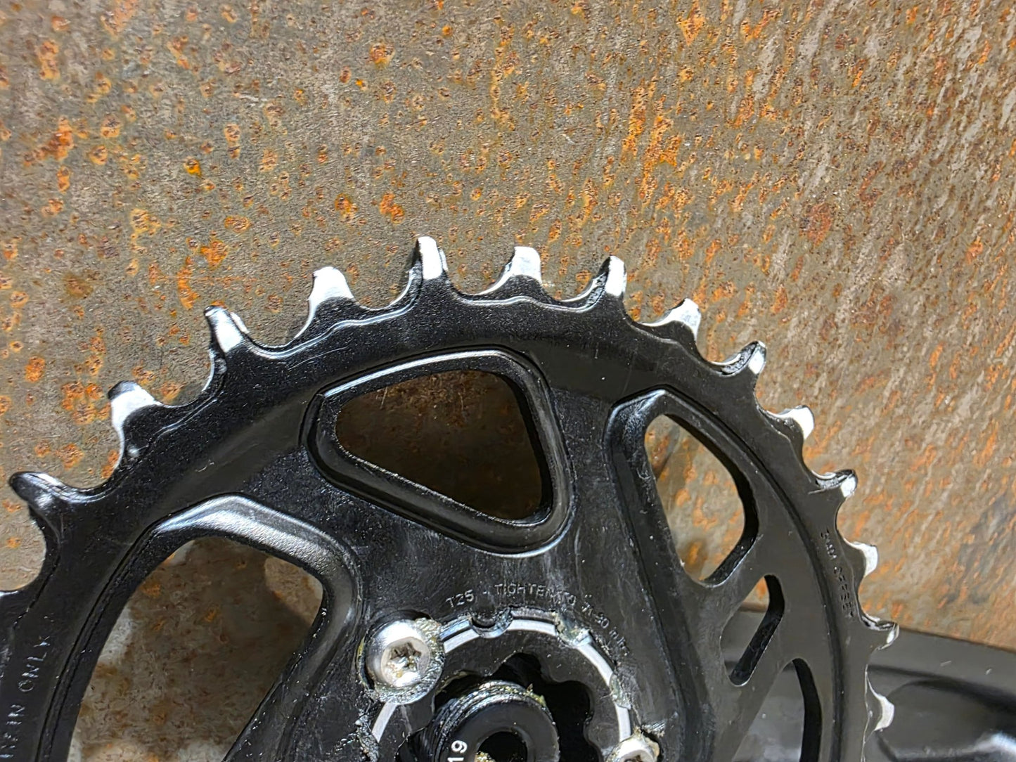 Kurbel von Sram, SRAM NX KURBEL EAGLE DUB / BOOST / 32 ZÄHNE / 175MM vor USEDBIKES - OB.DE Hintergrund