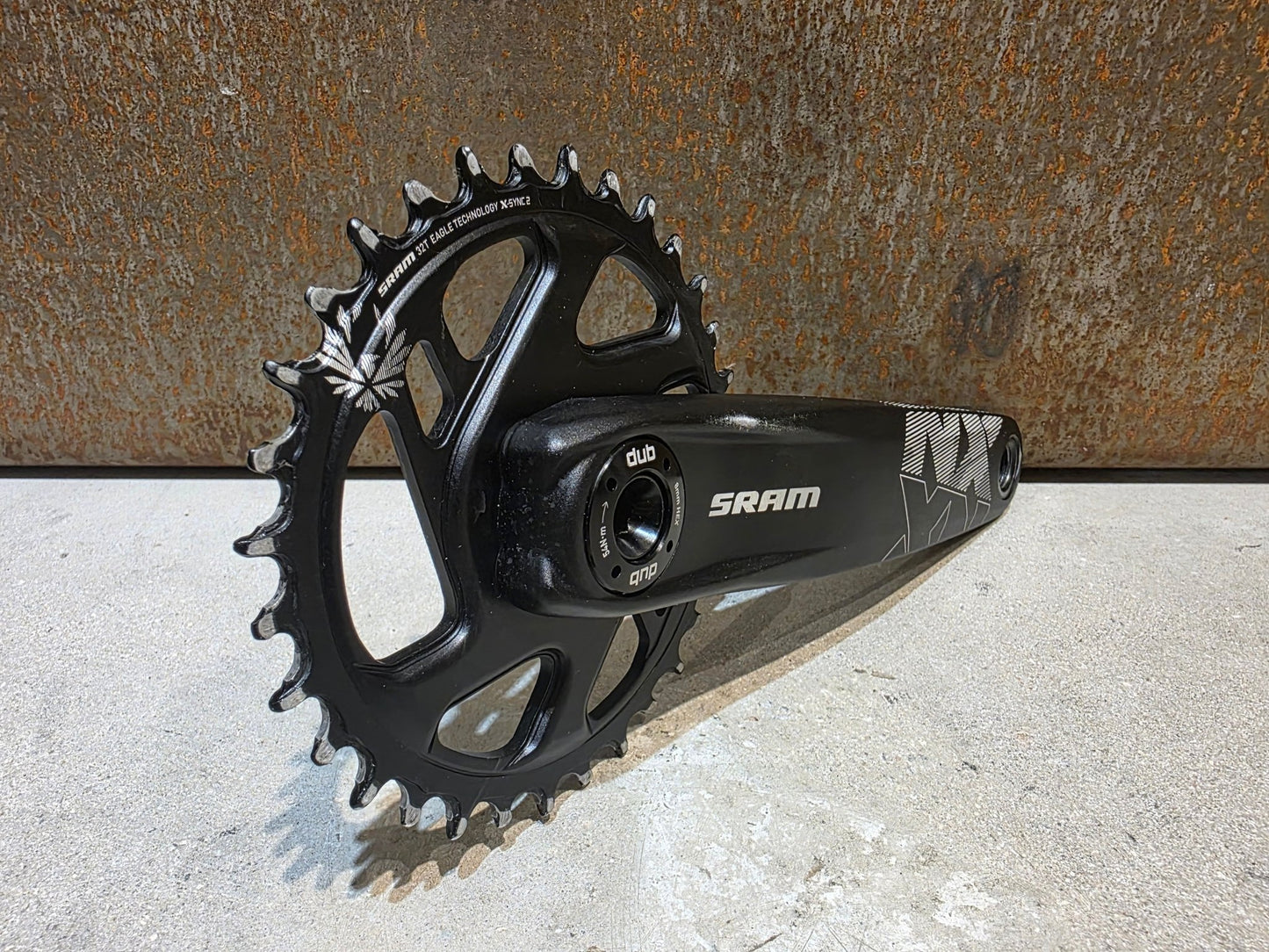 Kurbel von Sram, SRAM NX KURBEL EAGLE DUB / BOOST / 32 ZÄHNE / 175MM vor USEDBIKES - OB.DE Hintergrund