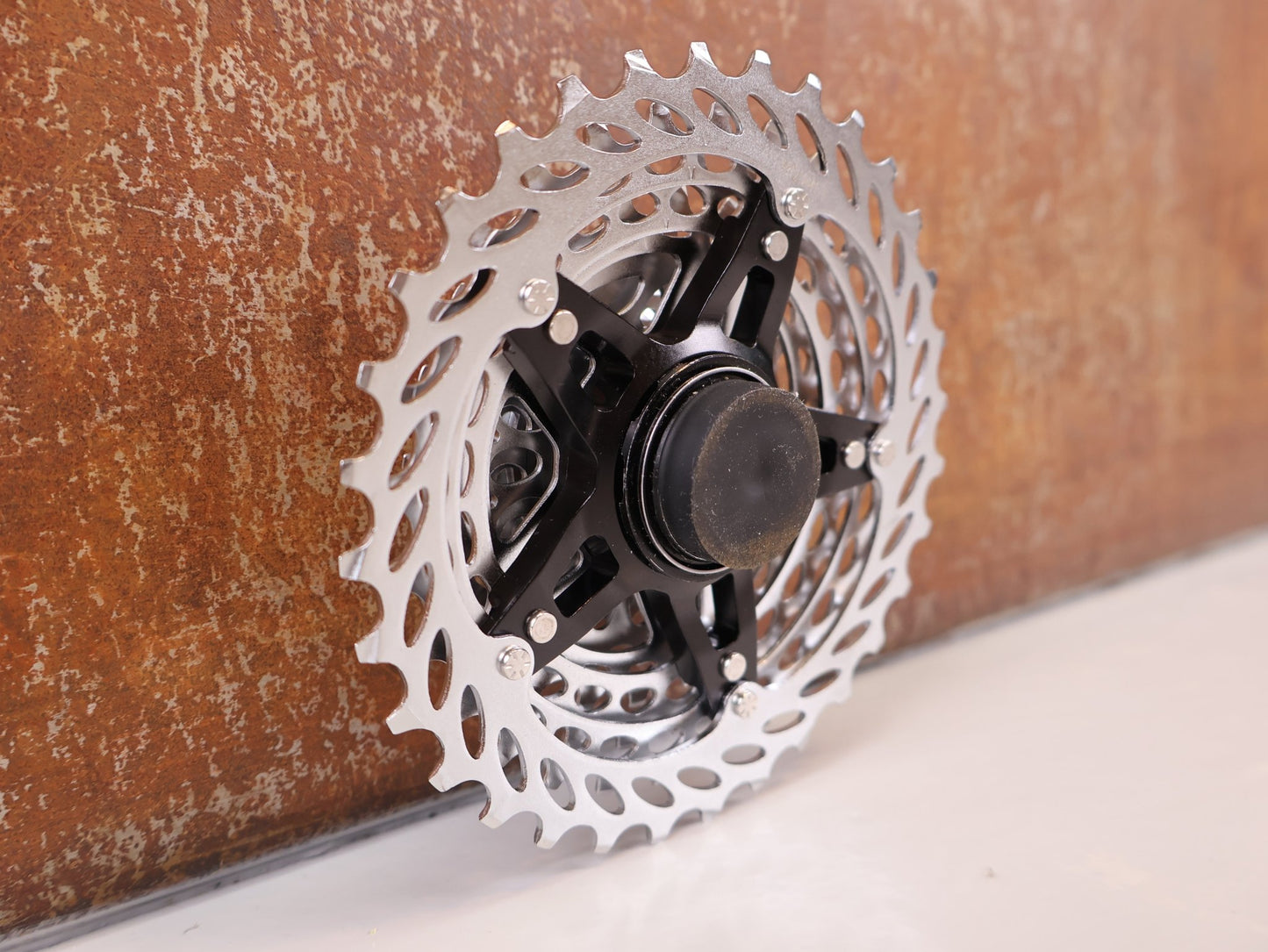 Kassette & Zahnkränze von Sram, SRAM PG - 1050 KASSETTE / 10 - FACH / 11 - 32 ZÄHNE / ROAD & MTB / 299G vor USEDBIKES - OB.DE Hintergrund