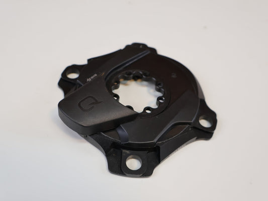 Powermeter von Sram, SRAM POWERMETER SPIDER AXS 107 BCD / 8-BOLT / PM-AXS-SPDR-D1 vor USEDBIKES-OB.DE Hintergrund