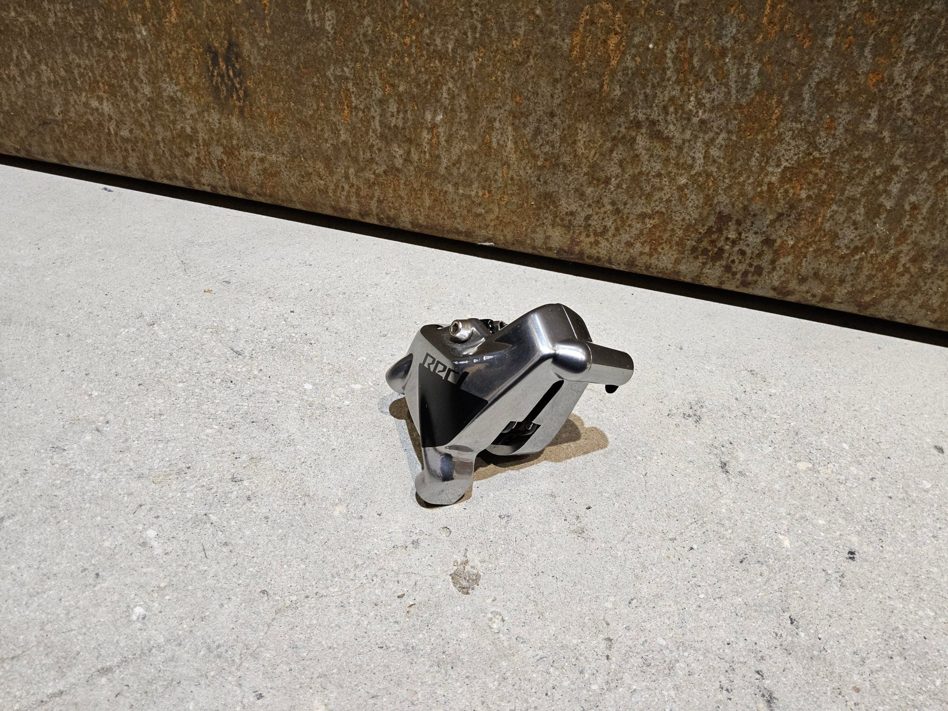 Bremse von Sram, SRAM RED AXS 2 - PIECE BREMSSATTEL VORNE O. HINTEN / FLATMOUNT in variant_title vor USEDBIKES - OB.DE Hintergrund