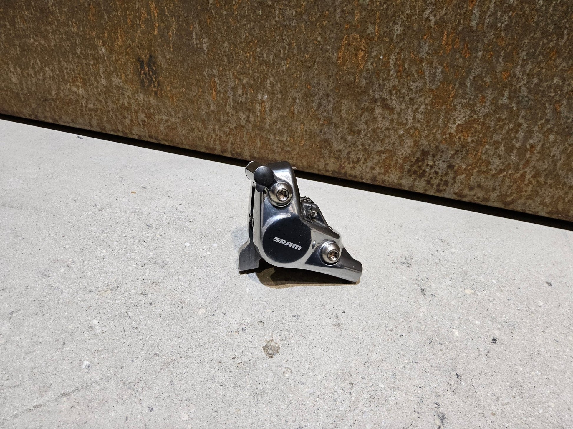 Bremse von Sram, SRAM RED AXS 2 - PIECE BREMSSATTEL VORNE O. HINTEN / FLATMOUNT in variant_title vor USEDBIKES - OB.DE Hintergrund