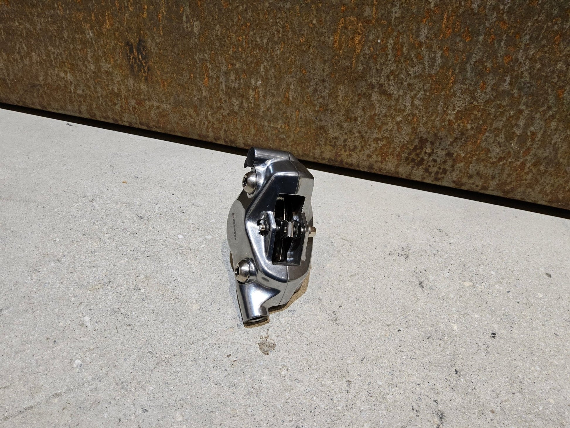 Bremse von Sram, SRAM RED AXS 2 - PIECE BREMSSATTEL VORNE O. HINTEN / FLATMOUNT in variant_title vor USEDBIKES - OB.DE Hintergrund