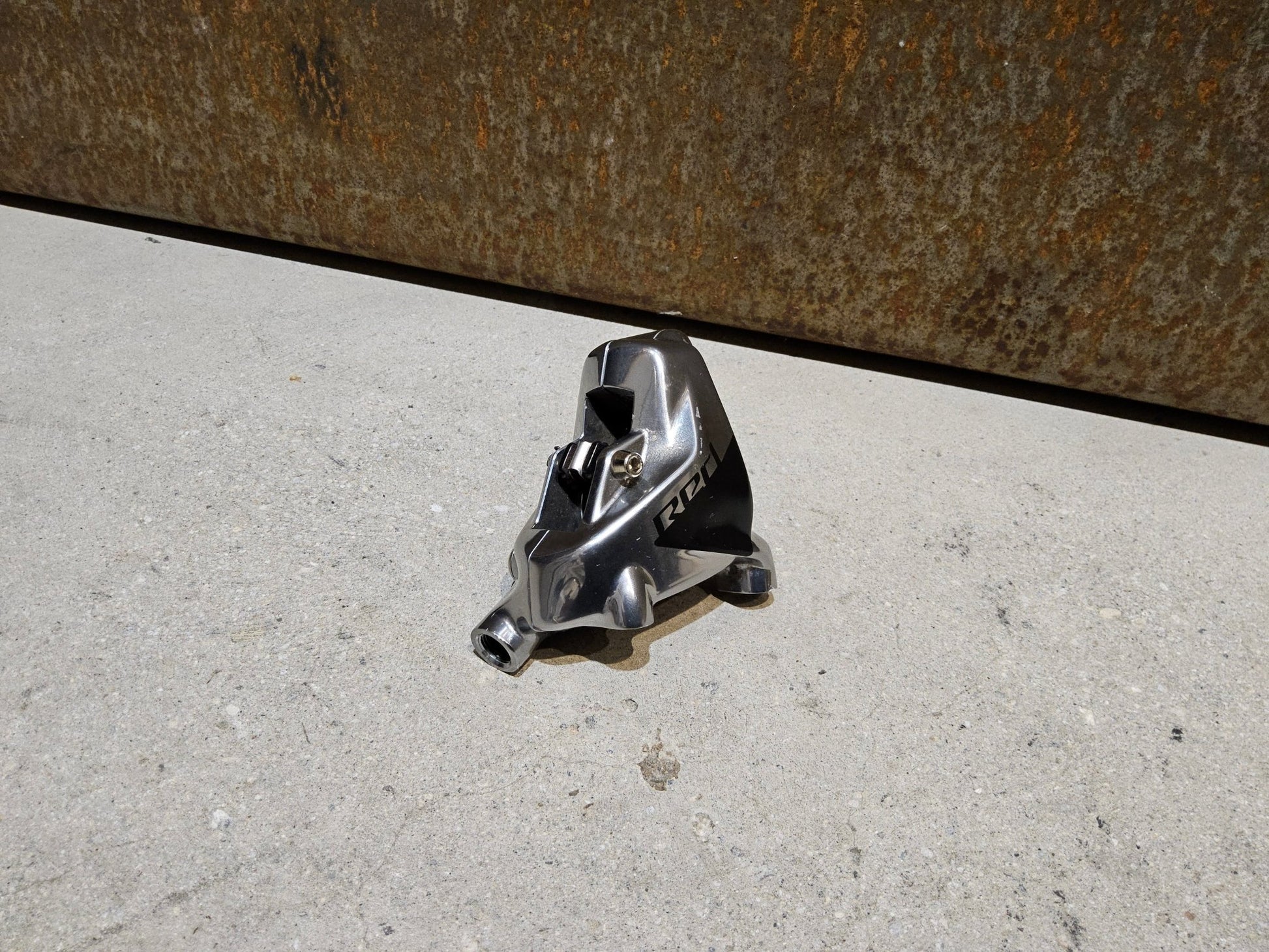 Bremse von Sram, SRAM RED AXS 2 - PIECE BREMSSATTEL VORNE O. HINTEN / FLATMOUNT in variant_title vor USEDBIKES - OB.DE Hintergrund