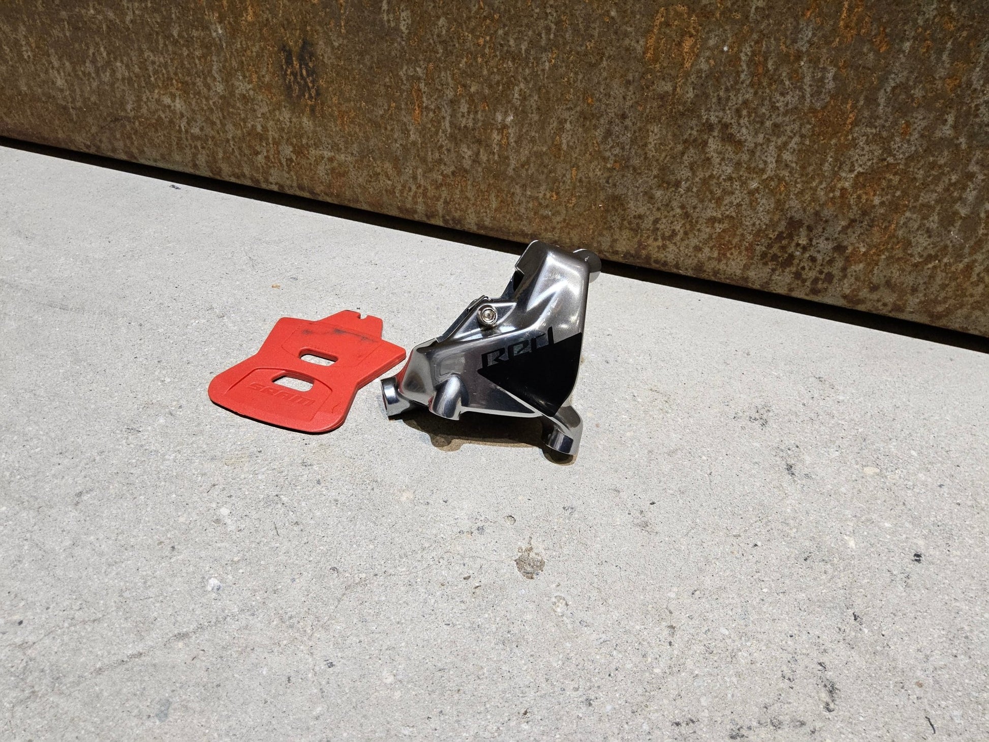 Bremse von Sram, SRAM RED AXS 2 - PIECE BREMSSATTEL VORNE O. HINTEN / FLATMOUNT in variant_title vor USEDBIKES - OB.DE Hintergrund