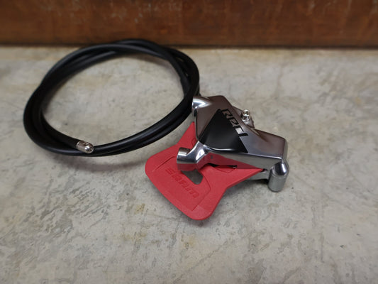 Bremse von Sram, SRAM – RED AXS D1 FLATMOUNT 2 - PIECE BREMSSATTEL / 2 - KOLBEN / 900 MM LEITUNG vor USEDBIKES - OB.DE Hintergrund