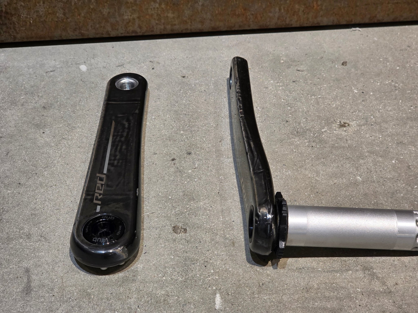 Kurbel von Sram, SRAM RED AXS E1 KURBELARME DUB 8 - BOLT 175MM vor USEDBIKES - OB.DE Hintergrund