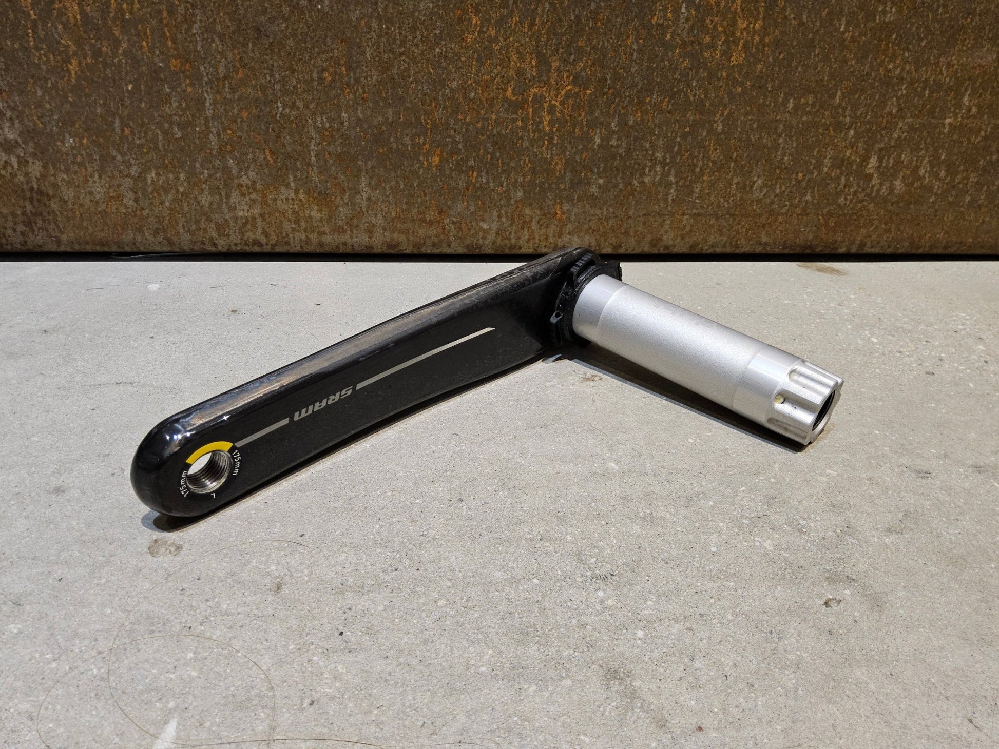 Kurbel von Sram, SRAM RED AXS E1 KURBELARME DUB 8 - BOLT 175MM vor USEDBIKES - OB.DE Hintergrund