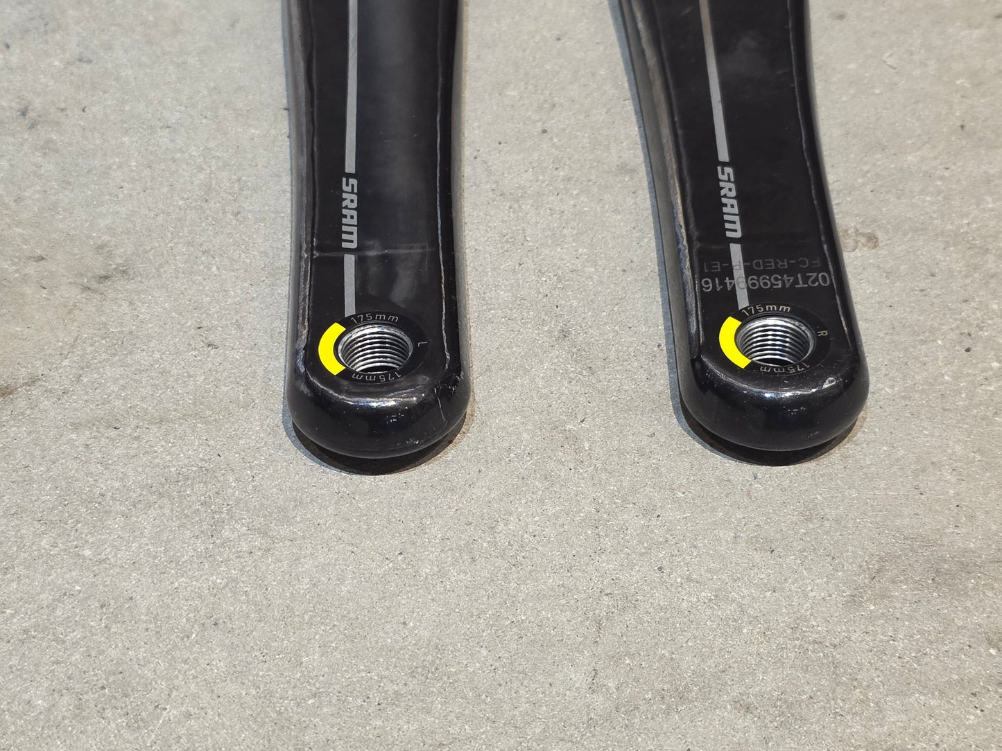 Kurbel von Sram, SRAM RED AXS E1 KURBELARME DUB 8 - BOLT 175MM vor USEDBIKES - OB.DE Hintergrund